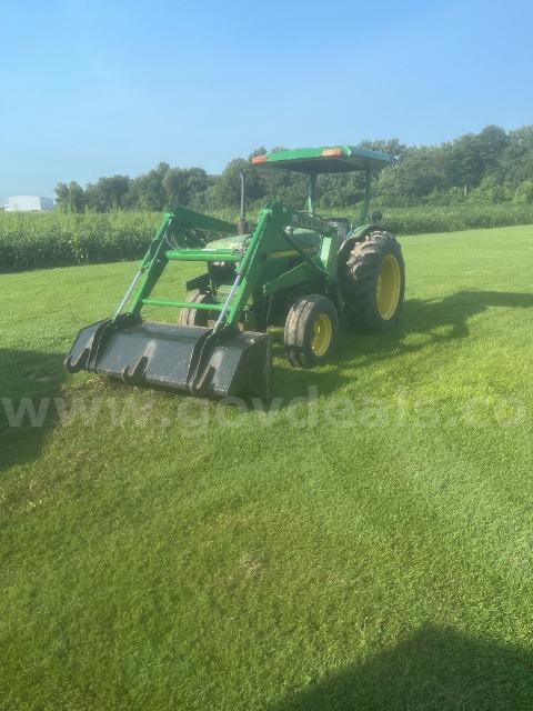 Lot of (1) John Deere 850 Tractor with Front End Loader. John Deere 850 Government Surplus Auction - Photo #5