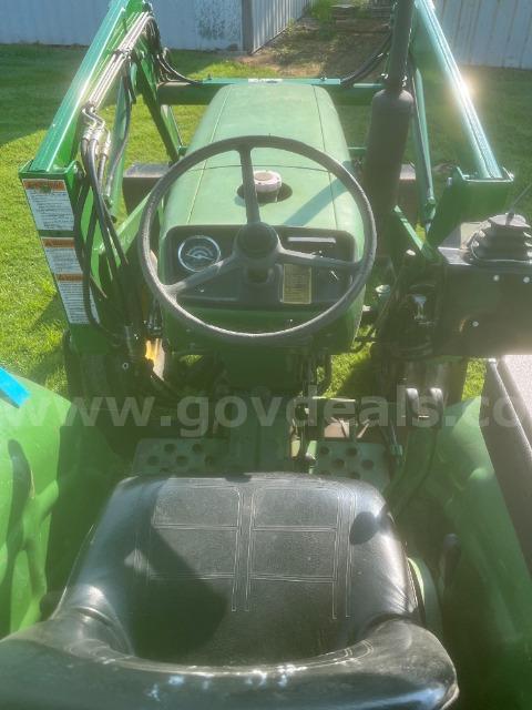 Lot of (1) John Deere 850 Tractor with Front End Loader. John Deere 850 Government Surplus Auction - Photo #6
