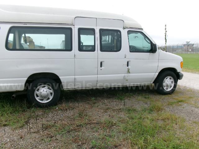 2007 Ford E350 Van with Wheelchair Lift, 81224 Miles. FORD E350 Government Surplus Auction - Photo #3