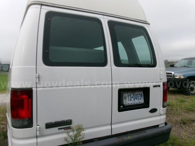 2007 Ford E350 Van with Wheelchair Lift, 81224 Miles. FORD E350 Government Surplus Auction - Photo #5