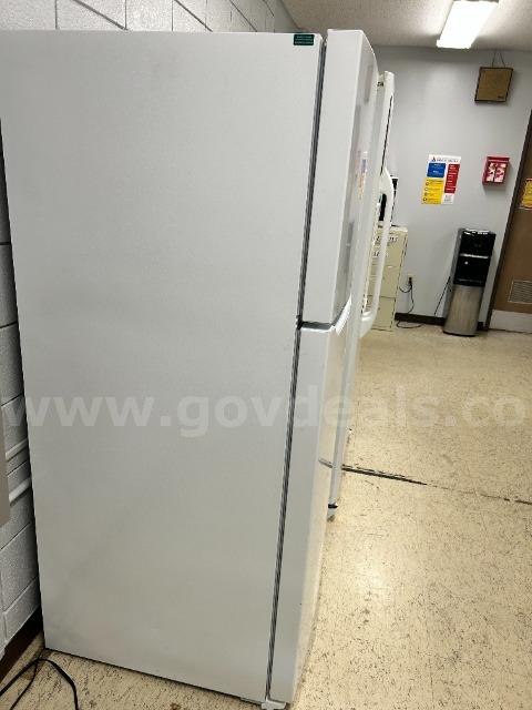Lot of (1) 2024 Frigidaire Refrigerator FRIGIDAIRE FFTR2045VWA Government Surplus Auction - Photo #2