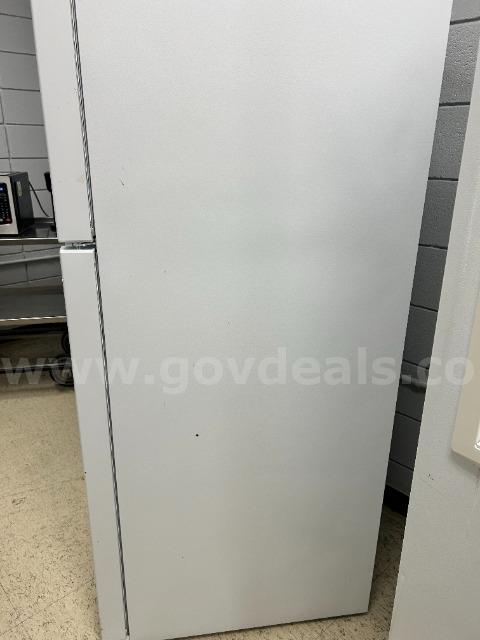 Lot of (1) 2024 Frigidaire Refrigerator FRIGIDAIRE FFTR2045VWA Government Surplus Auction - Photo #3