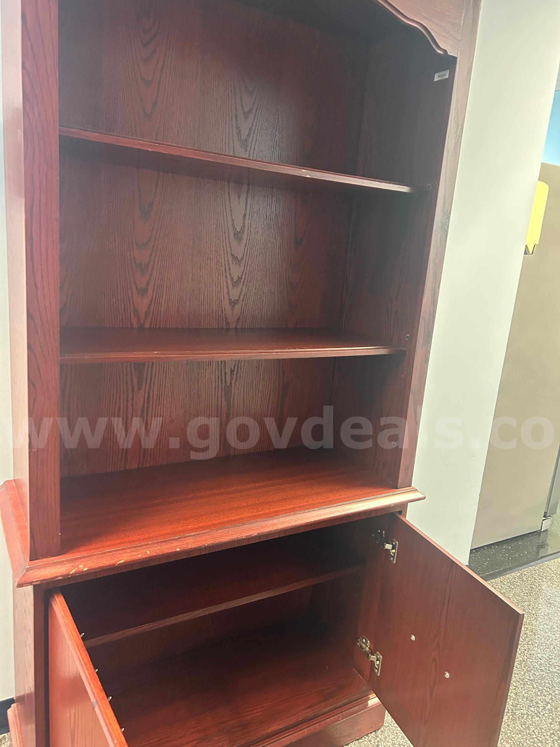 MAHOGANY BOOKCASE WITH SHELVES   Government Surplus Auction - Photo #2
