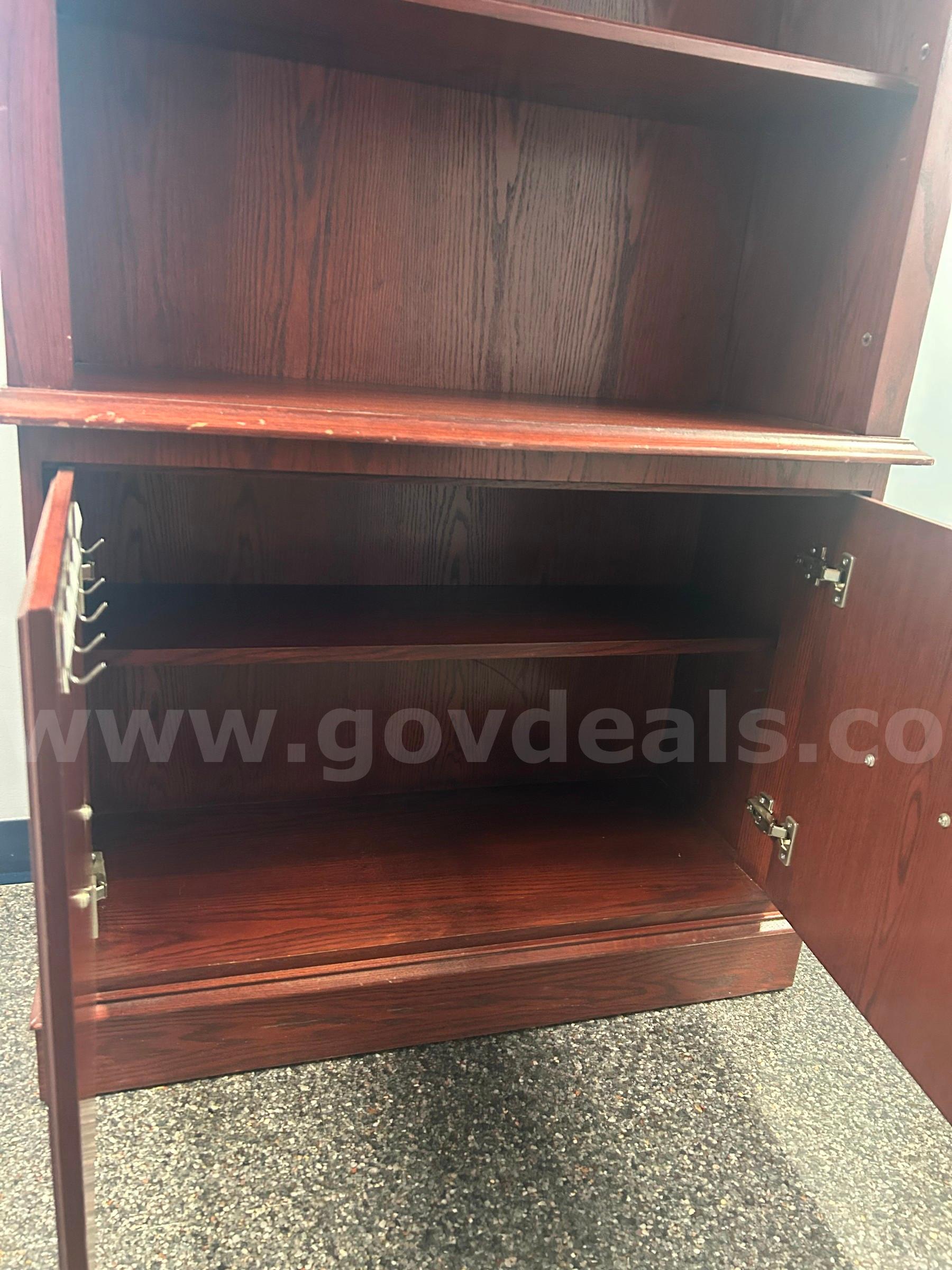 MAHOGANY BOOKCASE WITH SHELVES   Government Surplus Auction - Photo #3