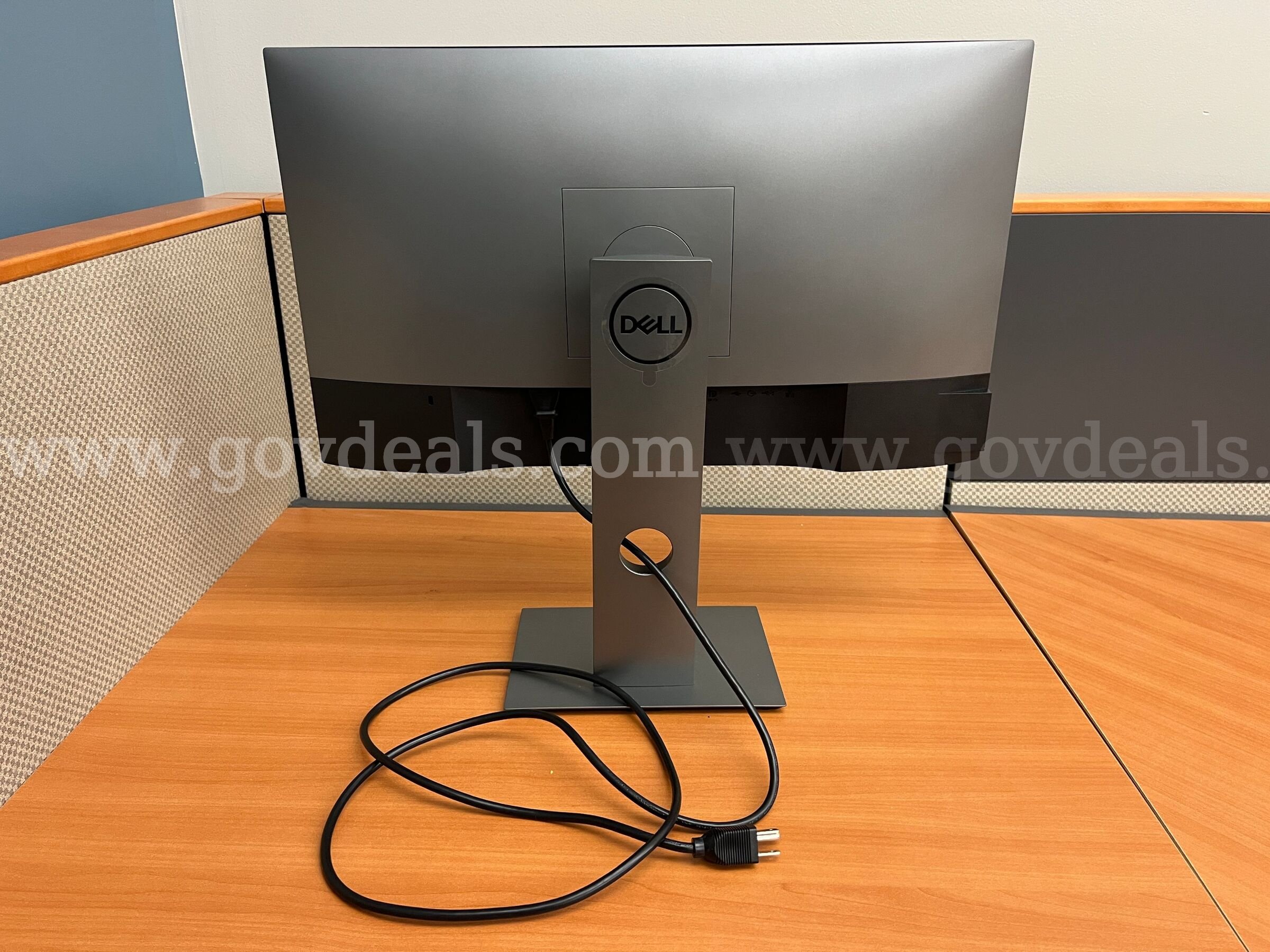 Used Dell 24" UltraSharp Monitors (102 total) Dell 102 Government Surplus Auction - Photo #2