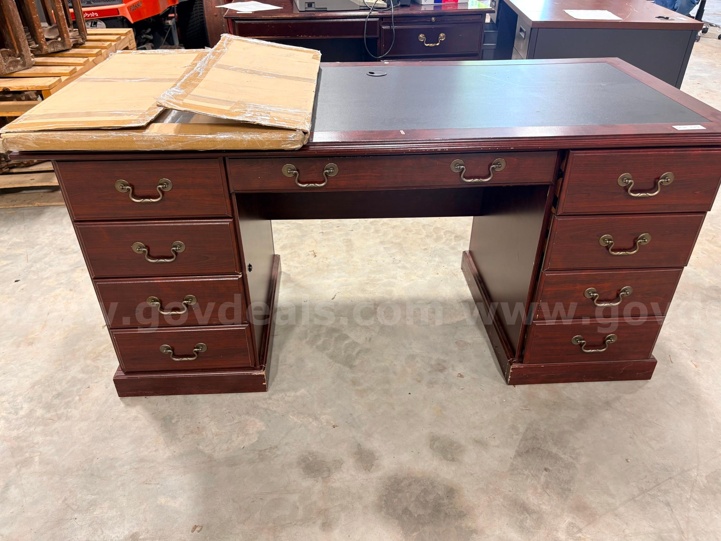 DESKS   Government Surplus Auction - Photo #5