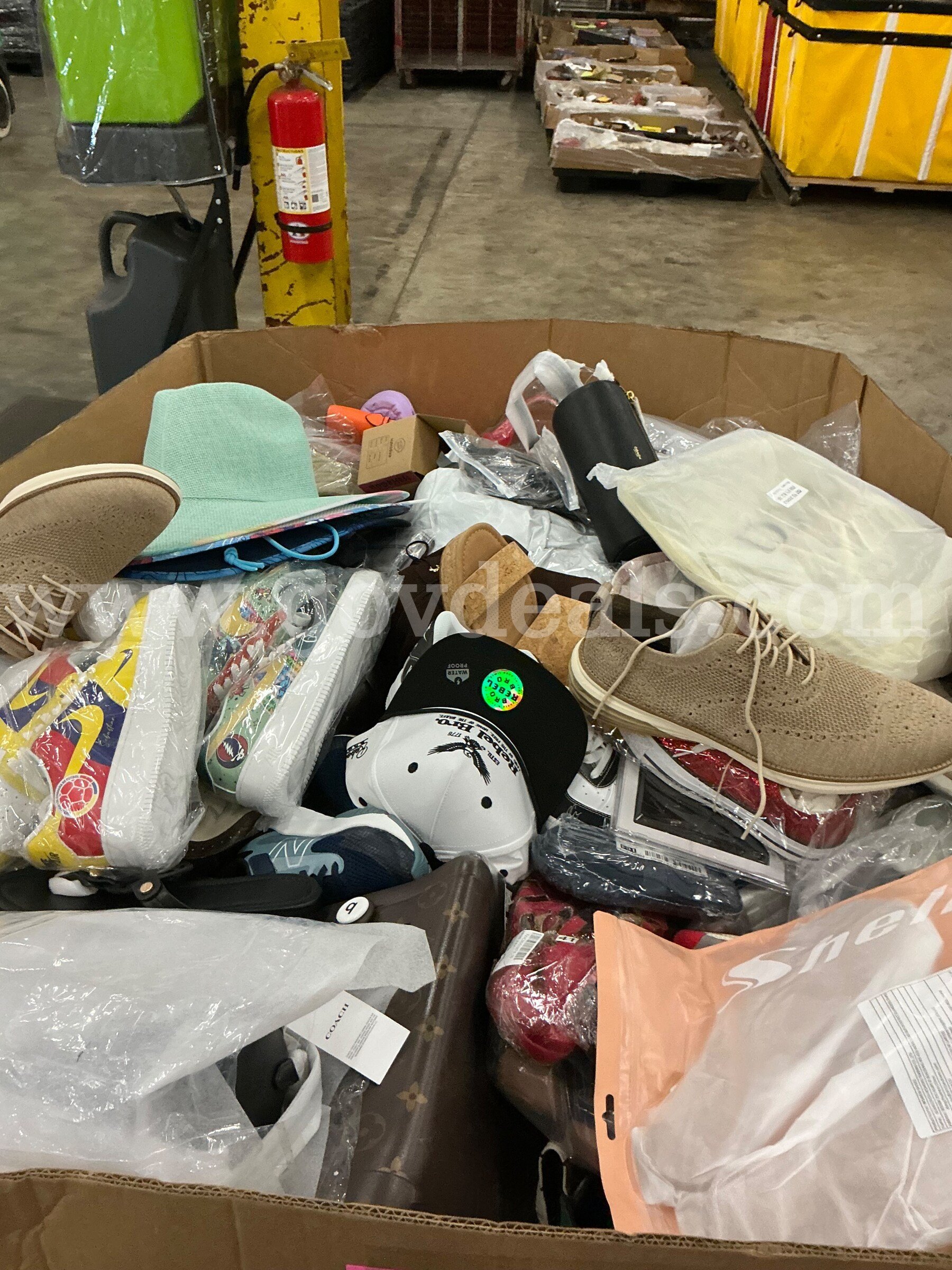 Apparel: Manually Sorted "Shoes, Handbags and Totes" (SEP26-0402X)   Government Surplus Auction - Photo #3