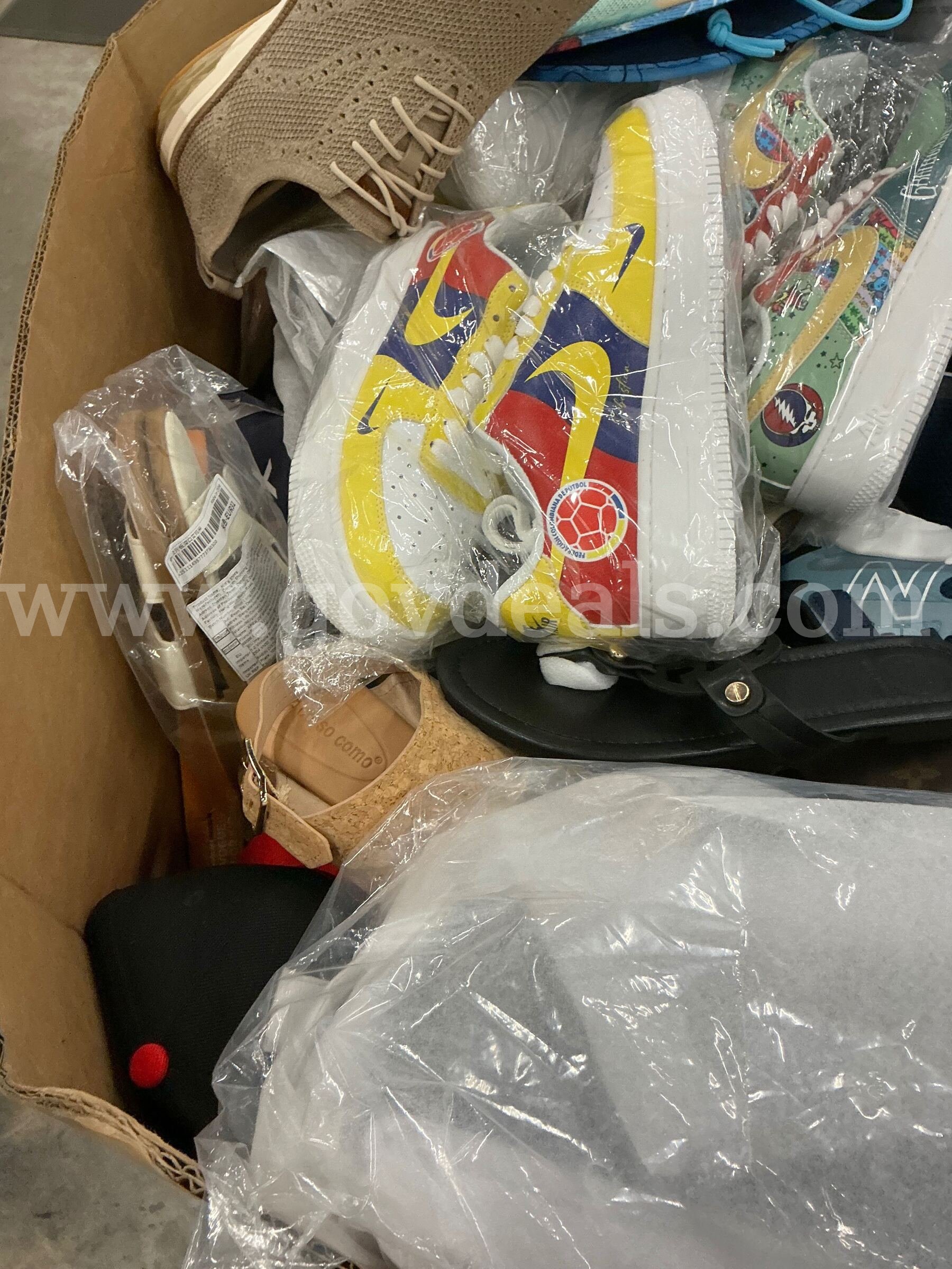Apparel: Manually Sorted "Shoes, Handbags and Totes" (SEP26-0402X)   Government Surplus Auction - Photo #4