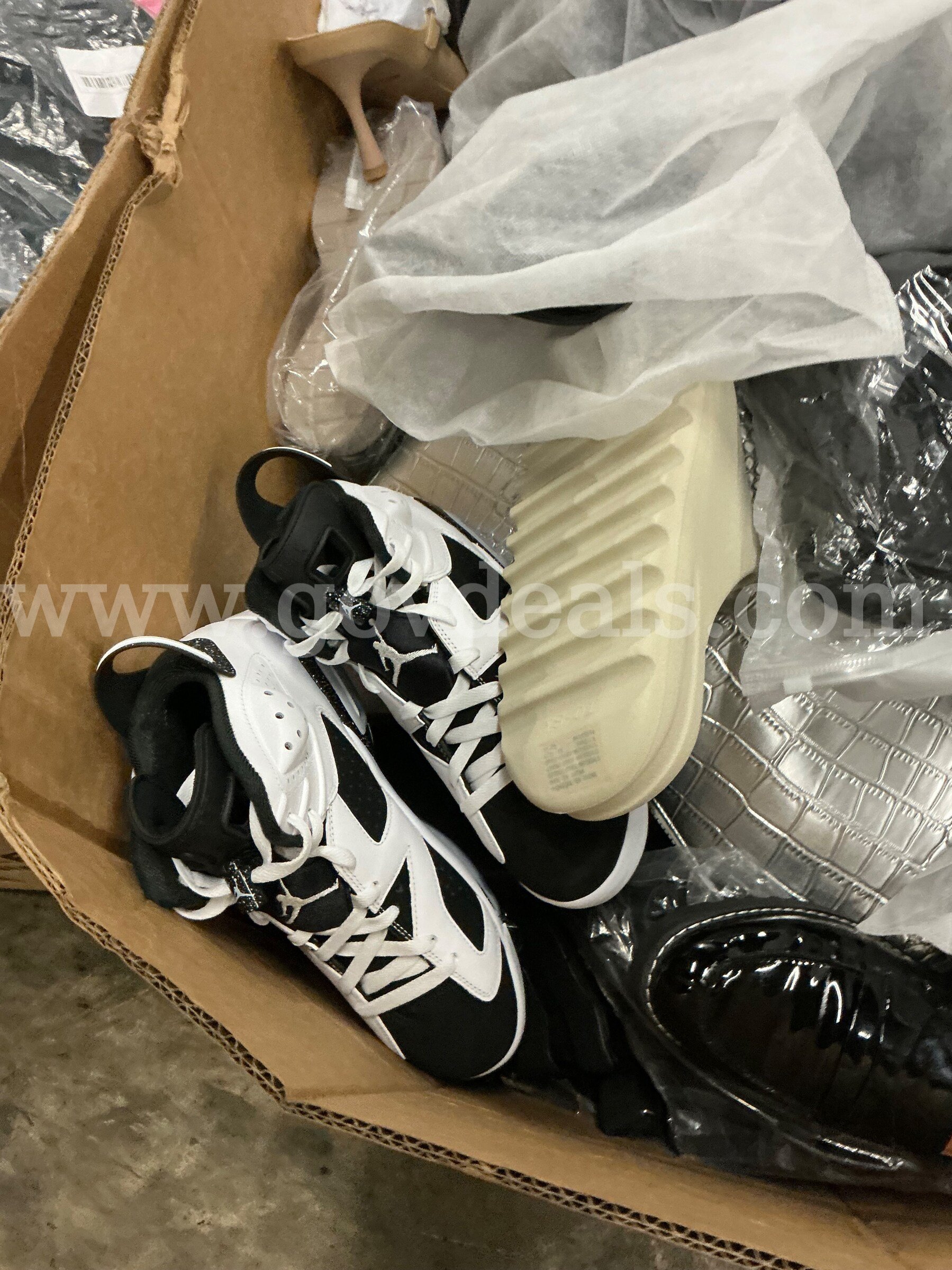 Apparel: Manually Sorted "Shoes, Handbags and Totes" (SEP26-0434X)   Government Surplus Auction - Photo #3