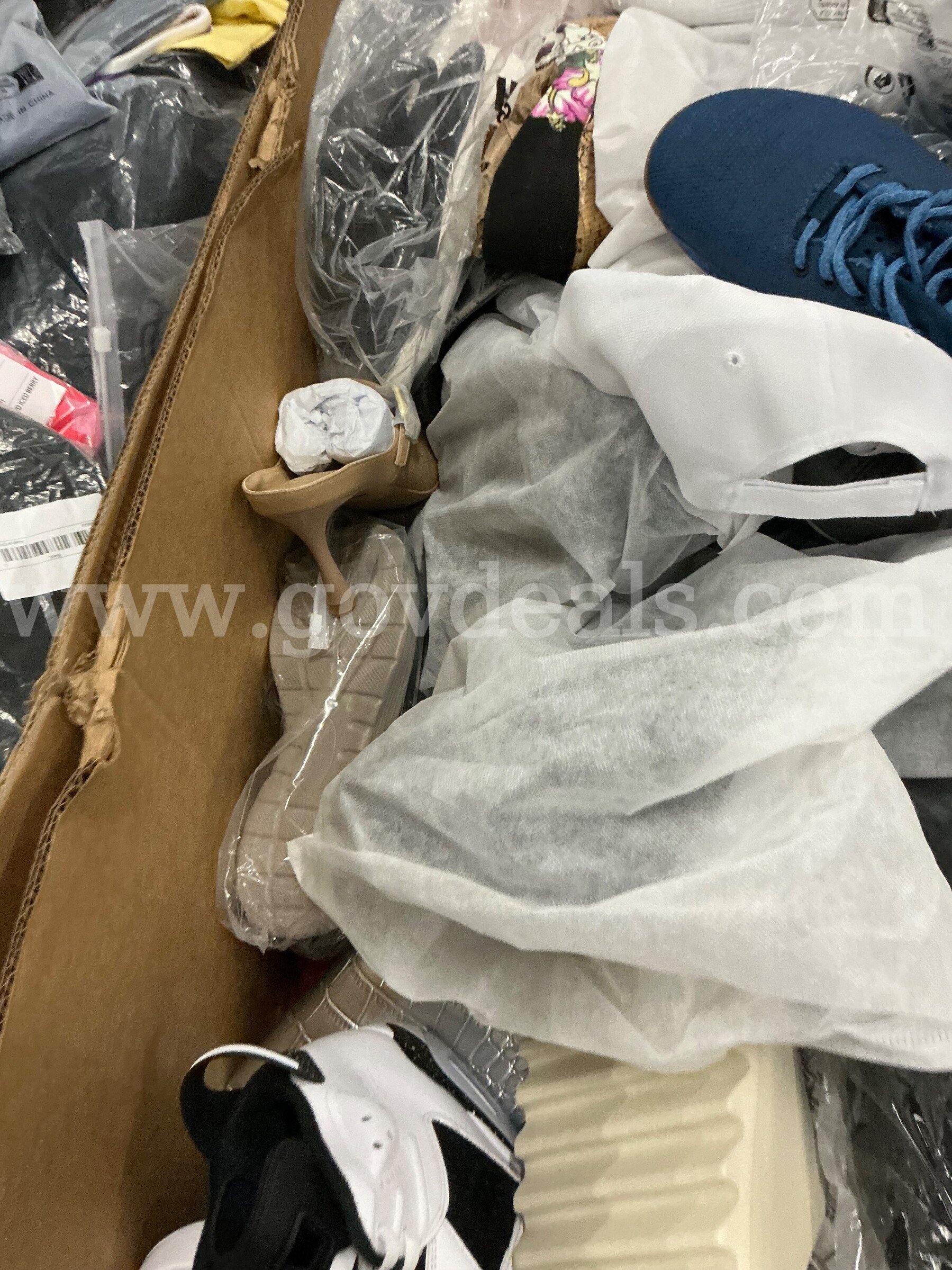 Apparel: Manually Sorted "Shoes, Handbags and Totes" (SEP26-0434X)   Government Surplus Auction - Photo #4