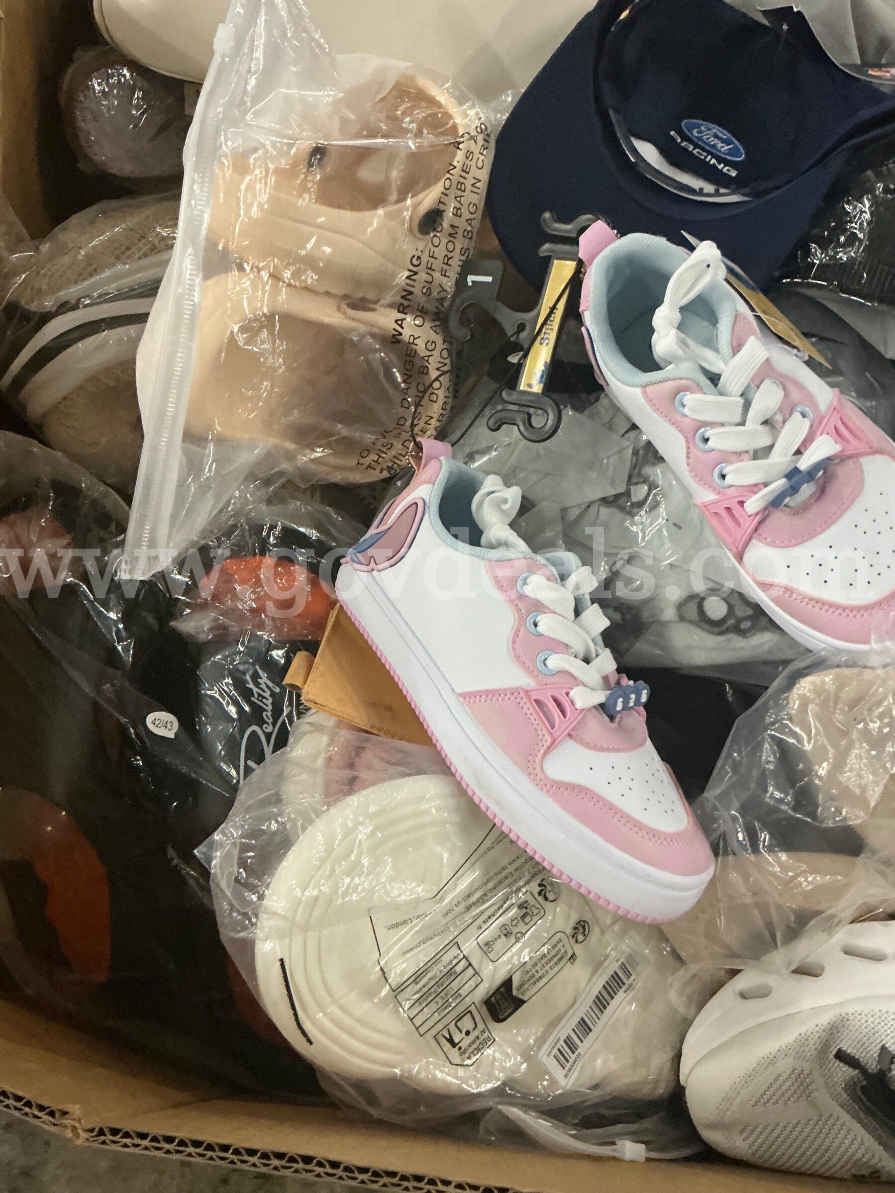 Apparel: Manually Sorted "Shoes, Handbags and Totes" (SEP26-0441X)   Government Surplus Auction - Photo #3