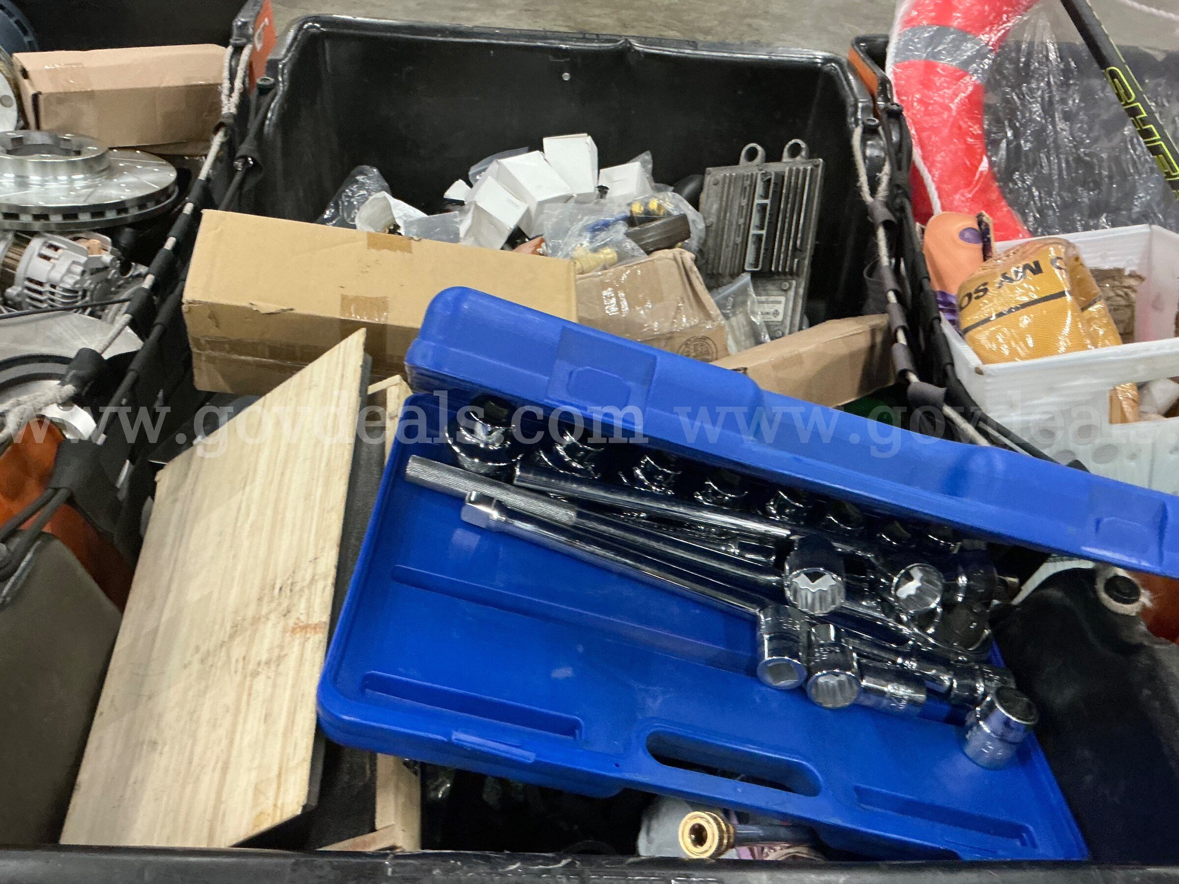 Hardware: "Automotive and Hardware" (Hamper)(SEP26-0517)  0517 Government Surplus Auction - Photo #6