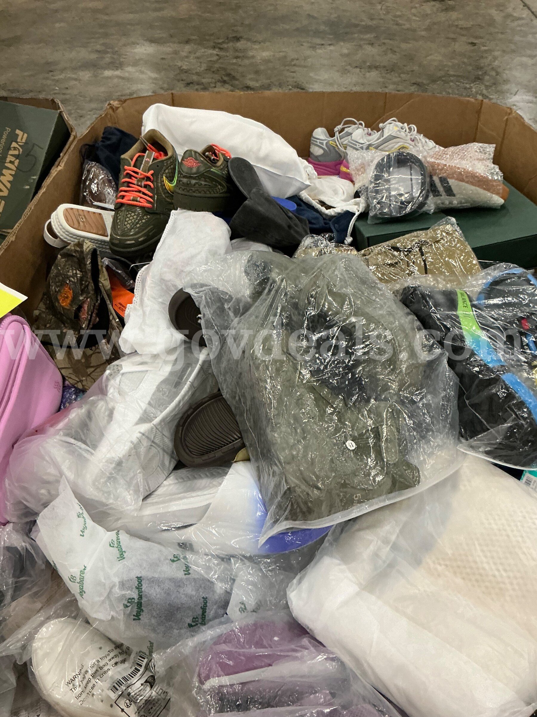 Apparel: Manually Sorted "Shoes, Handbags and Totes" (SEP26-0563X)   Government Surplus Auction - Photo #3