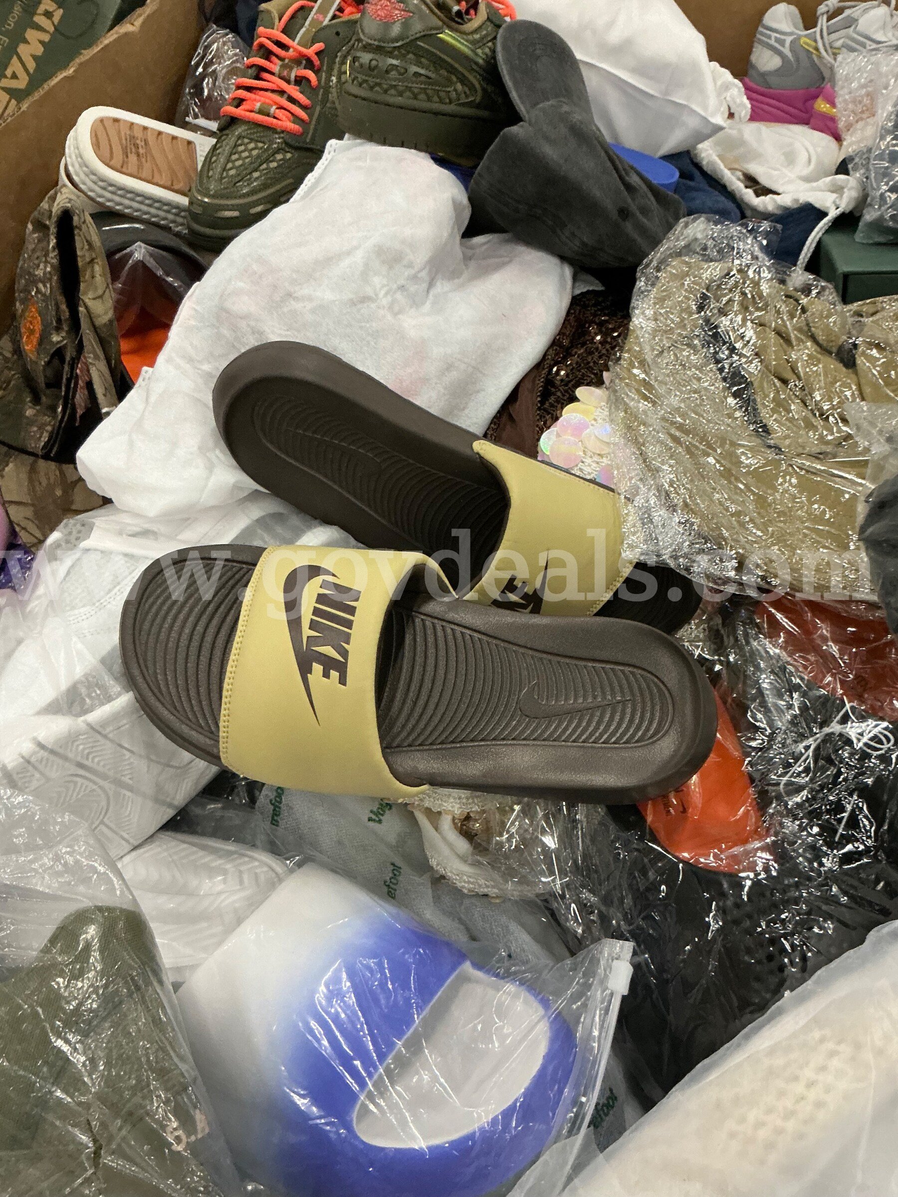 Apparel: Manually Sorted "Shoes, Handbags and Totes" (SEP26-0563X)   Government Surplus Auction - Photo #5