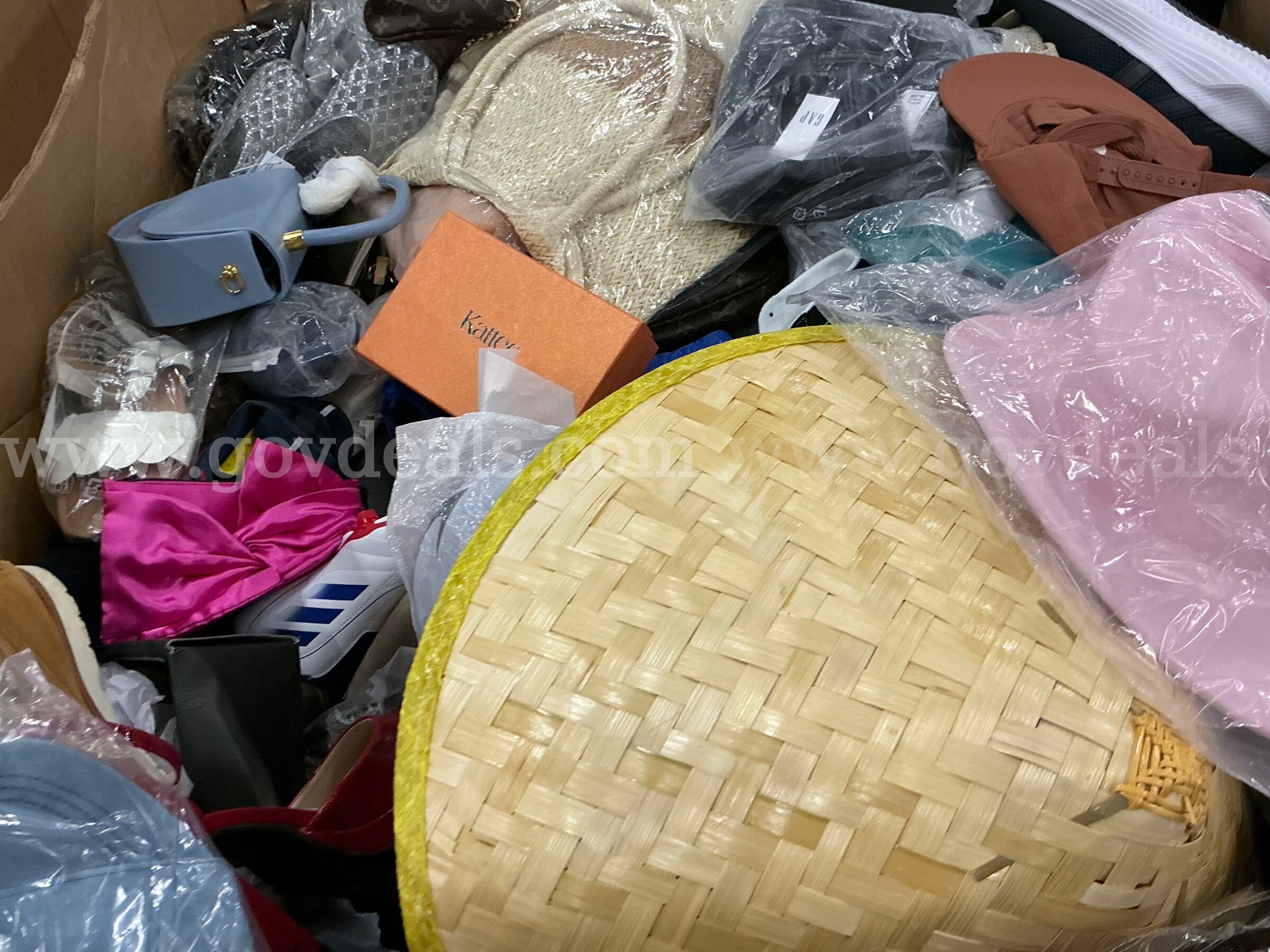 Apparel: Manually Sorted "Shoes, Handbags and Totes" (SEP26-0573X)   Government Surplus Auction - Photo #4