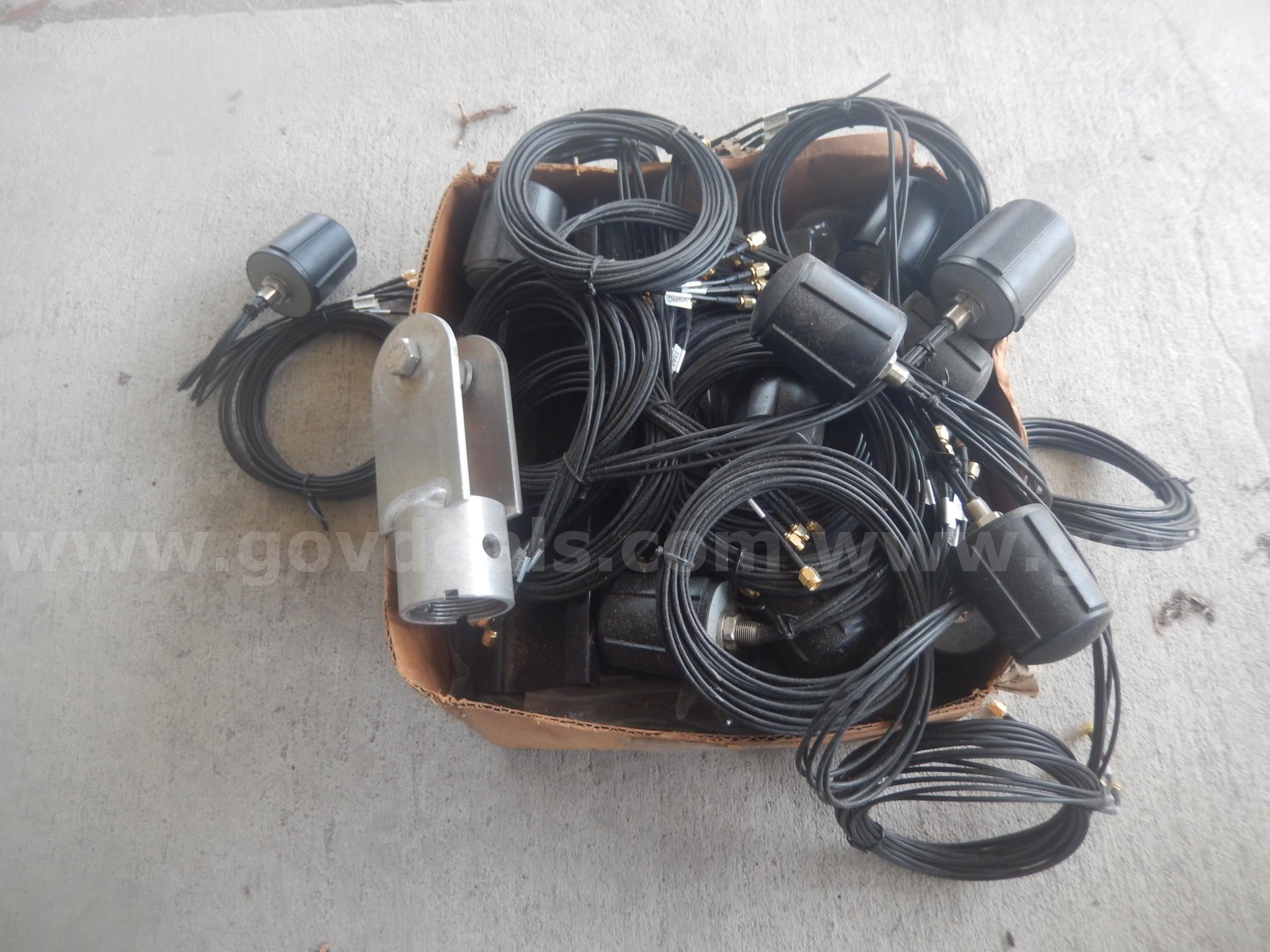 USED (12) SKYWAVE 16-7023 MIMO ANTENNA, (13) BLACK METAL BRACKETS SKYWAVE 7023 Government Surplus Auction - Primary Photo
