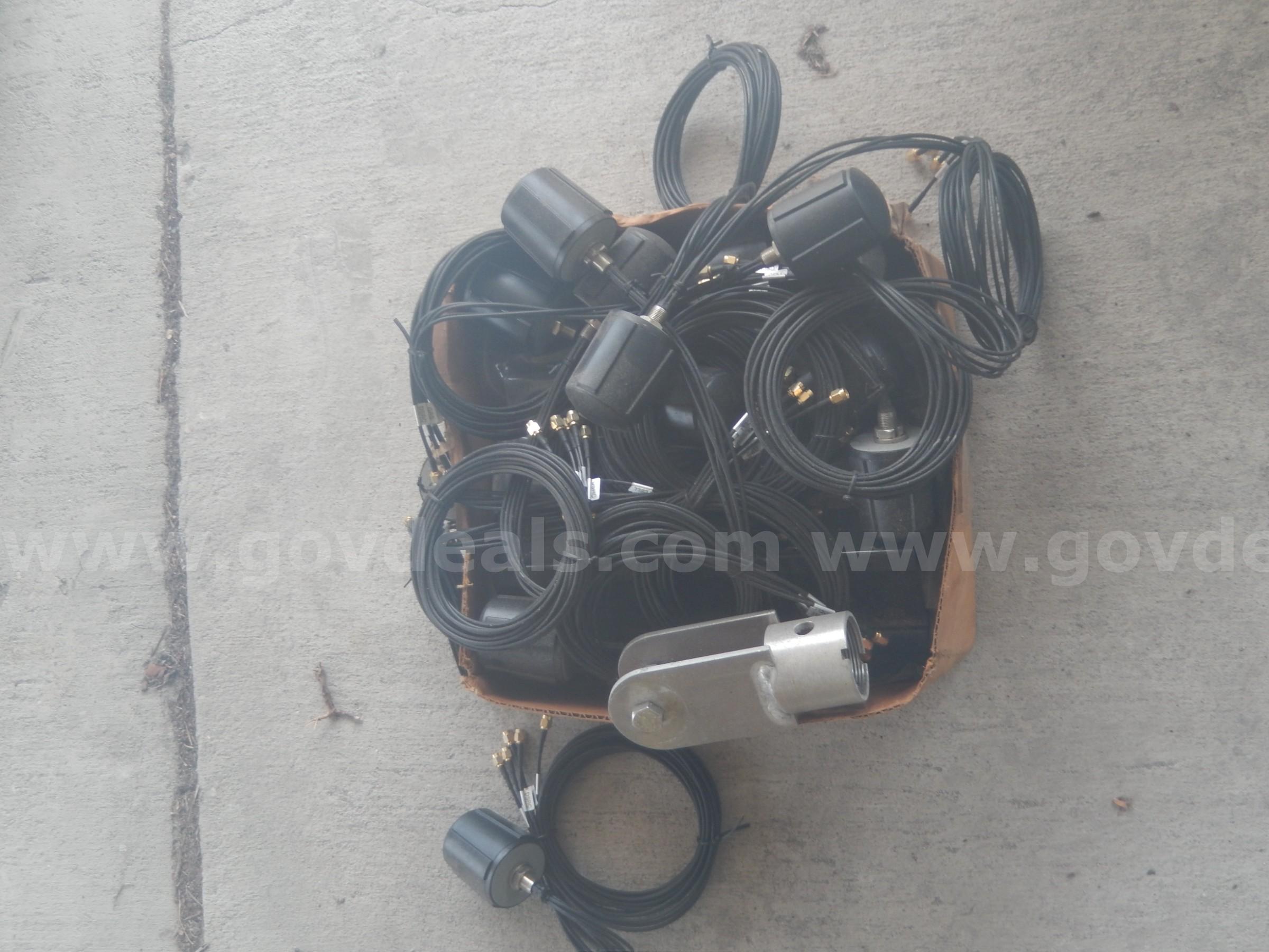 USED (12) SKYWAVE 16-7023 MIMO ANTENNA, (13) BLACK METAL BRACKETS SKYWAVE 7023 Government Surplus Auction - Photo #2