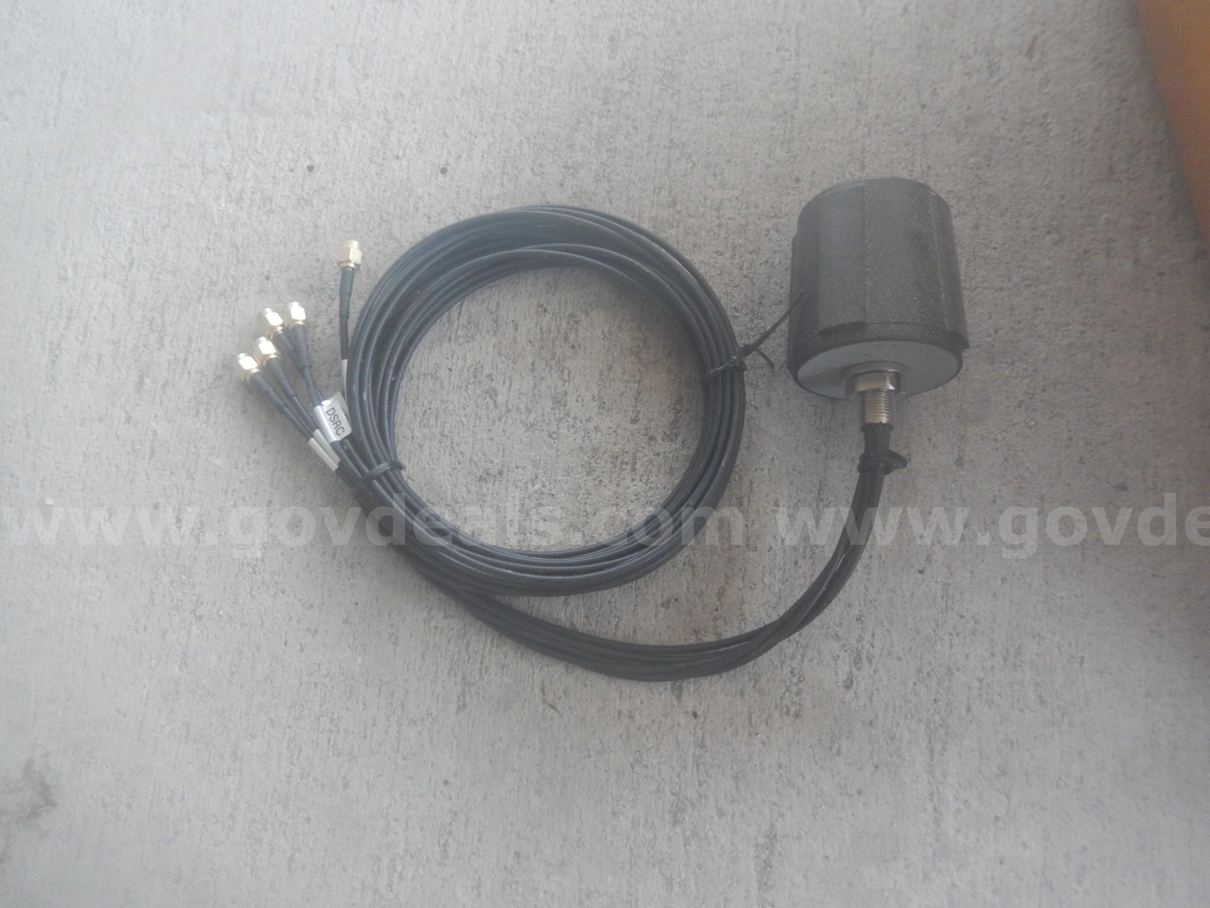 USED (12) SKYWAVE 16-7023 MIMO ANTENNA, (13) BLACK METAL BRACKETS SKYWAVE 7023 Government Surplus Auction - Photo #3