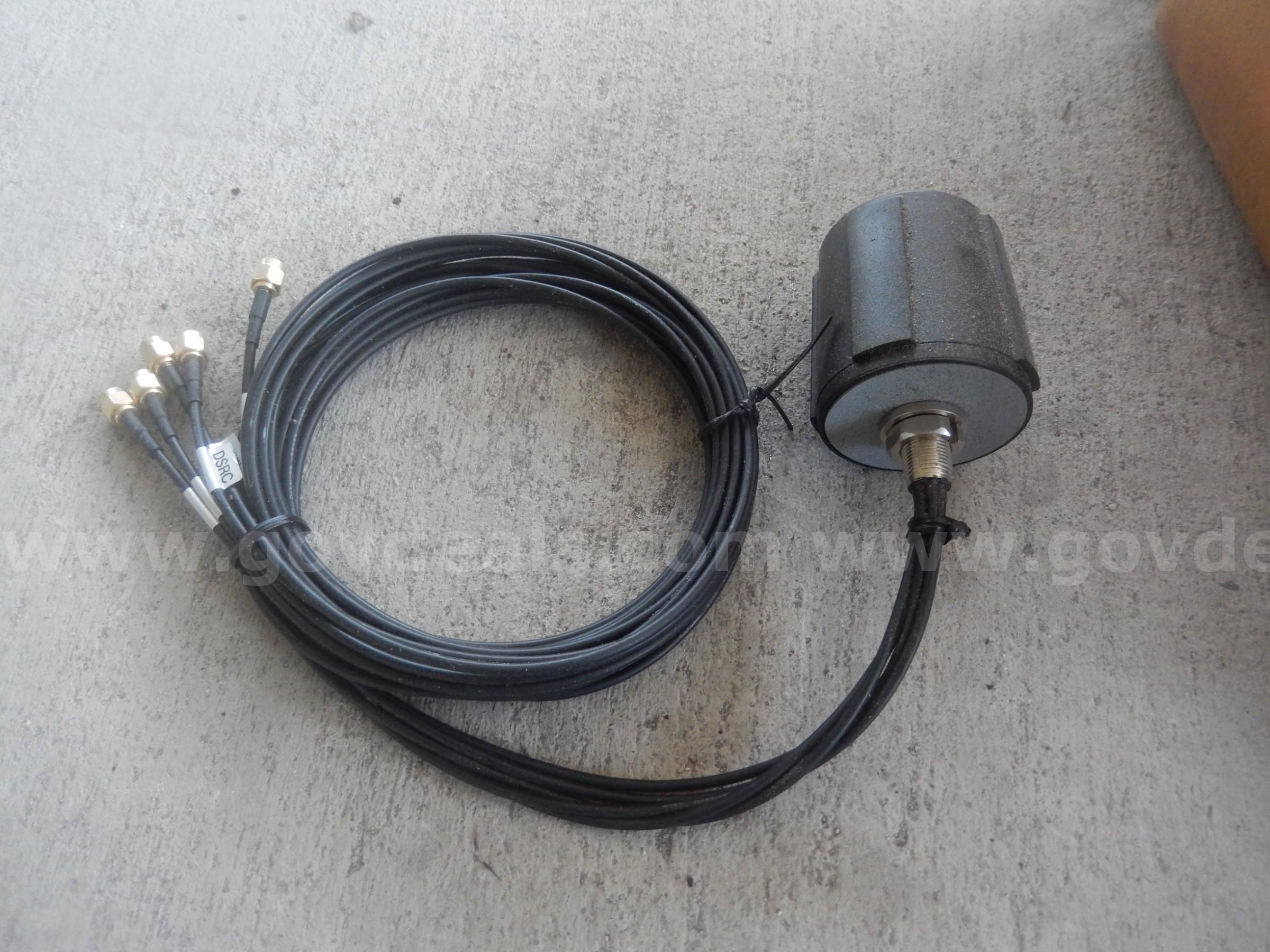 USED (12) SKYWAVE 16-7023 MIMO ANTENNA, (13) BLACK METAL BRACKETS SKYWAVE 7023 Government Surplus Auction - Photo #4