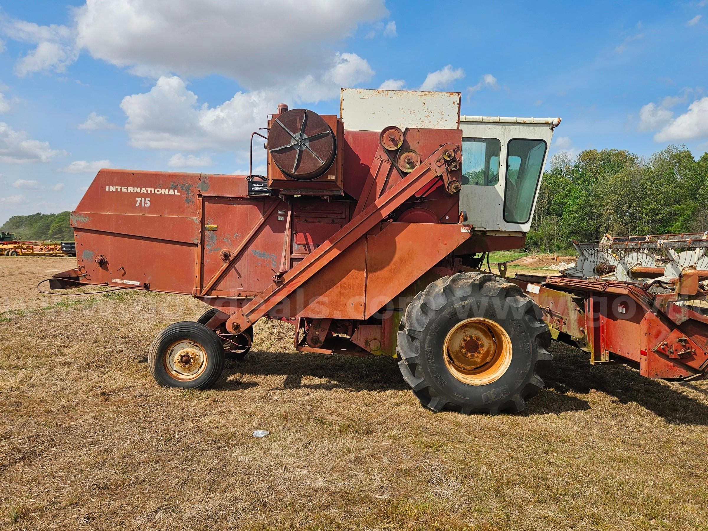 1976 International Harvester 715 Combine International Harvester 715 Government Surplus Auction - Photo #3