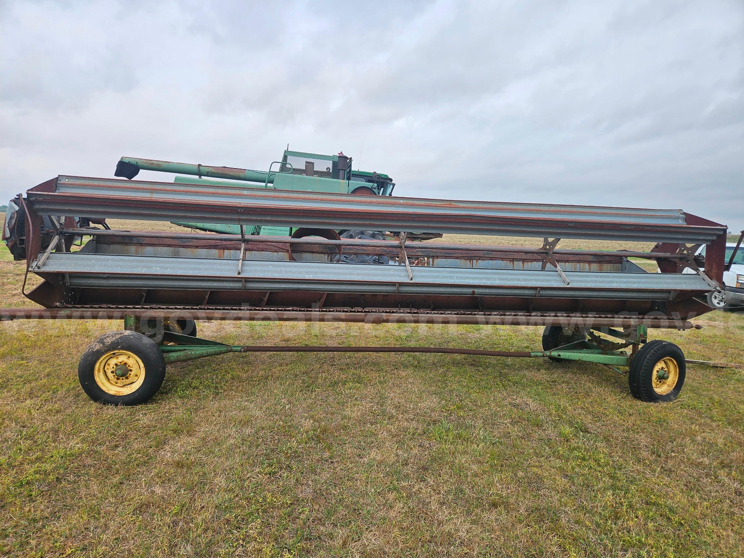 Allis-Chalmers Gleaner combine header Allis-Chalmers Gleaner 8820 Government Surplus Auction - Primary Photo