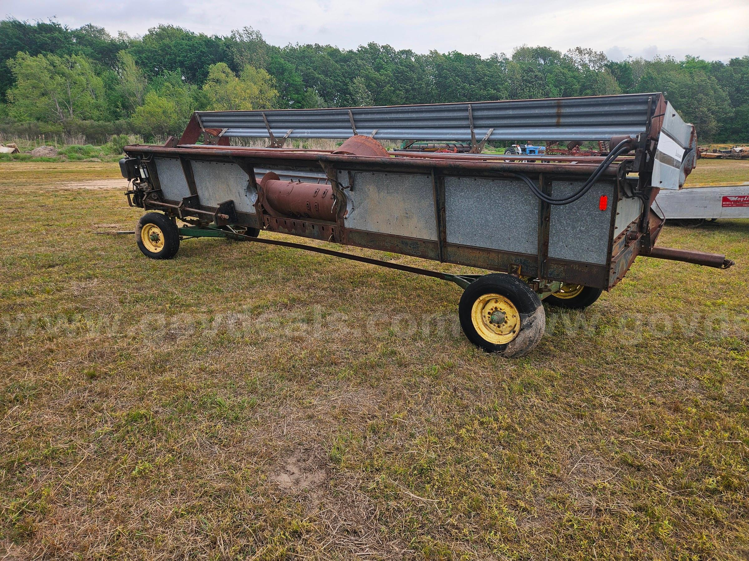 Allis-Chalmers Gleaner combine header Allis-Chalmers Gleaner 8820 Government Surplus Auction - Photo #2