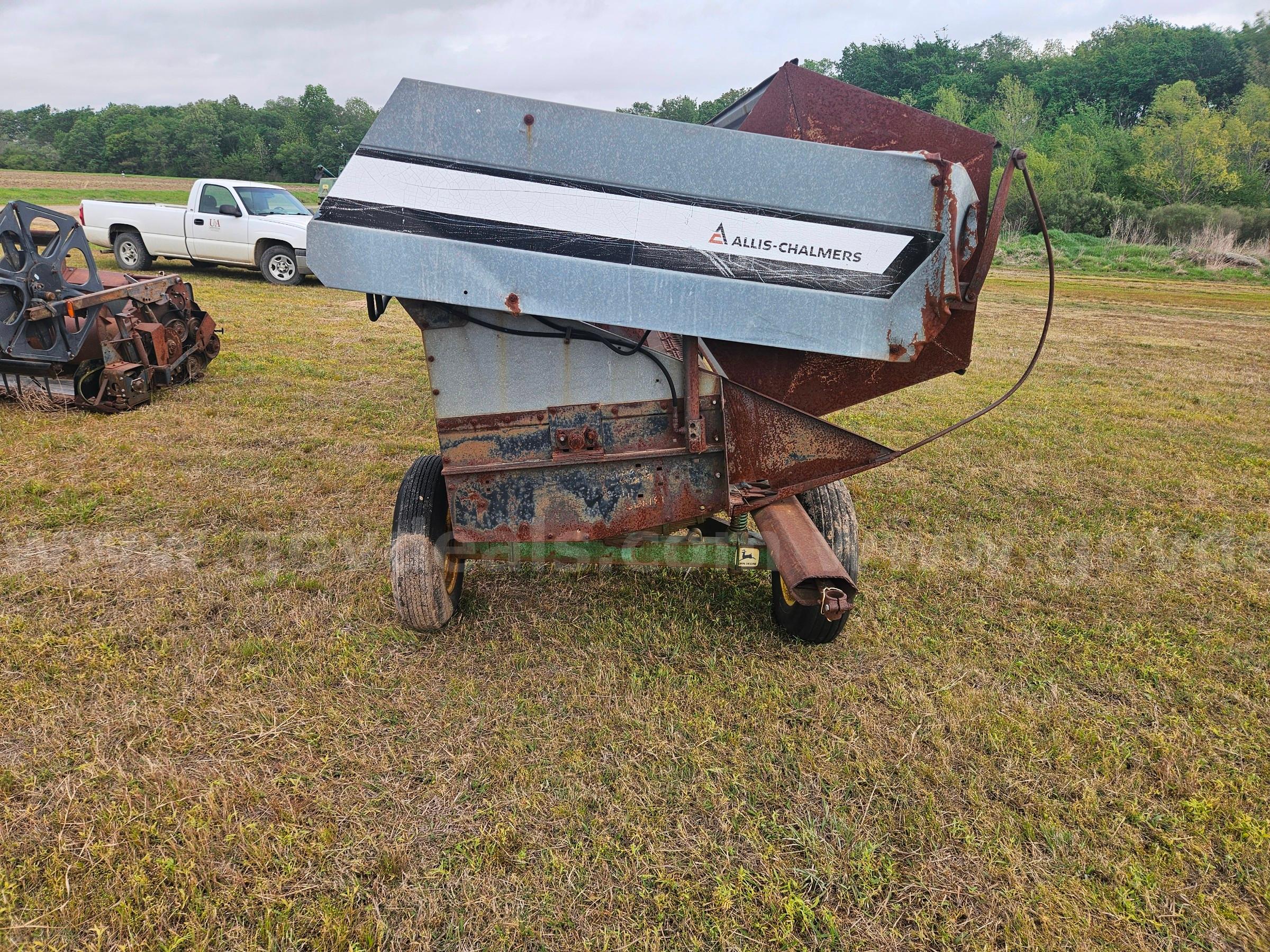 Allis-Chalmers Gleaner combine header Allis-Chalmers Gleaner 8820 Government Surplus Auction - Photo #3