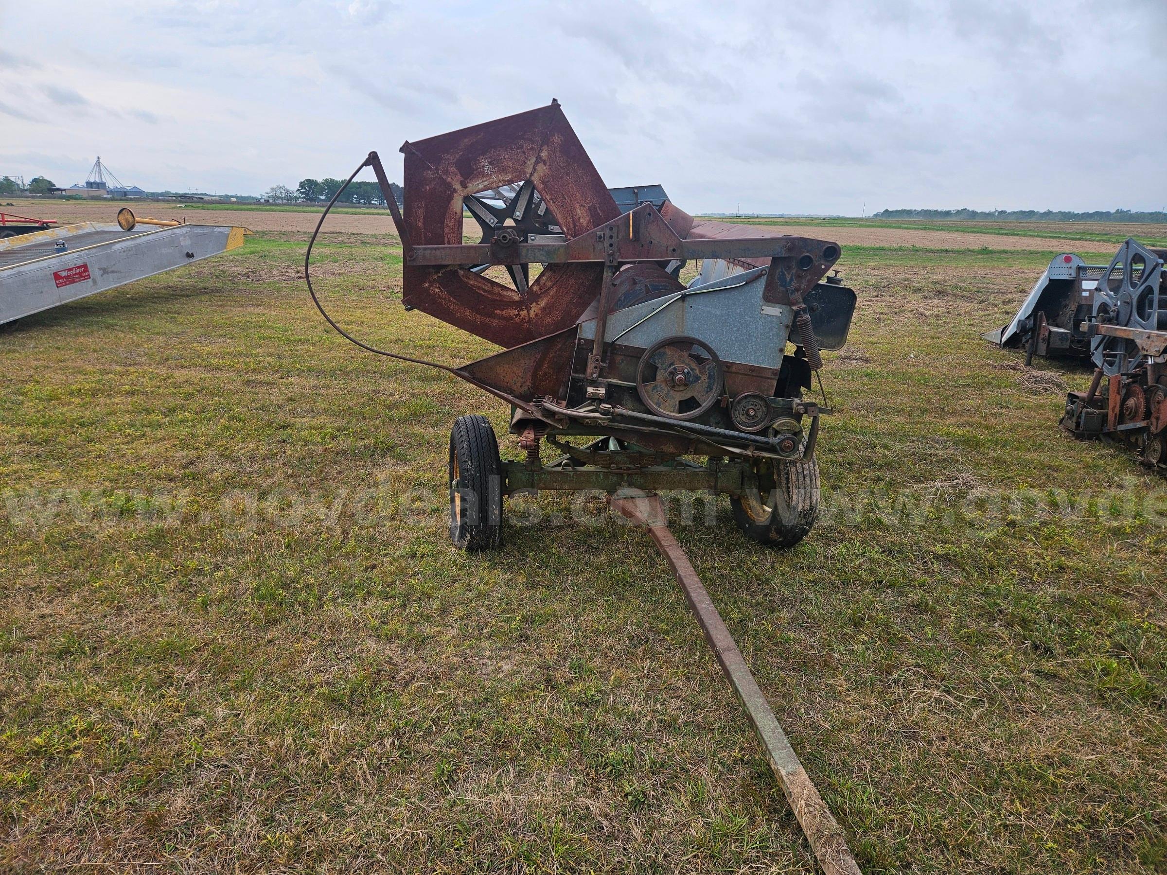 Allis-Chalmers Gleaner combine header Allis-Chalmers Gleaner 8820 Government Surplus Auction - Photo #4