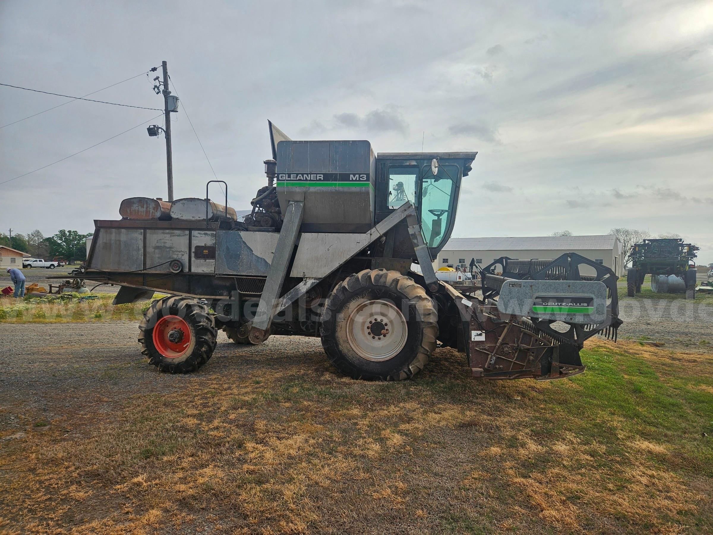 Allis-Chalmers Gleaner M3 Combine Allis-Chalmers Gleaner M3 Government Surplus Auction - Photo #2