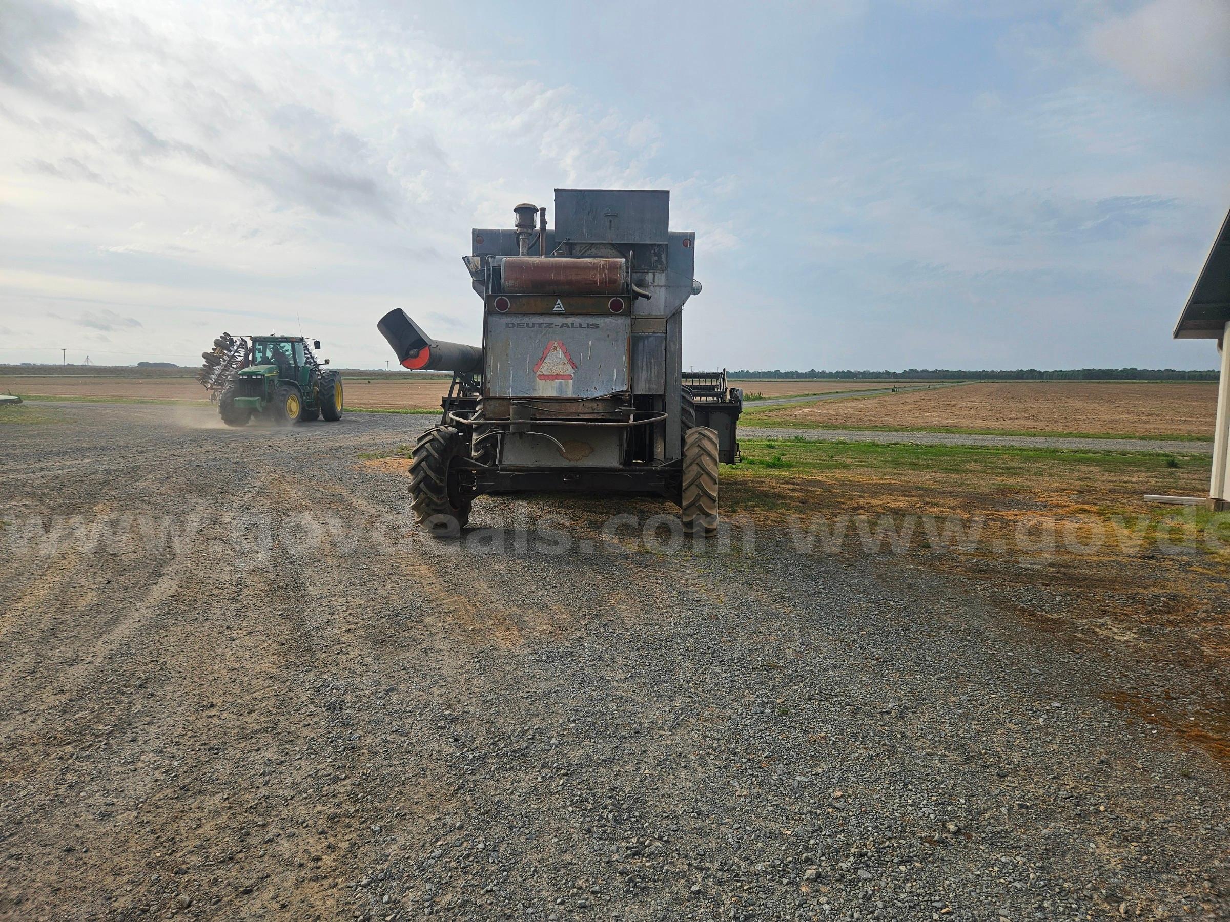 Allis-Chalmers Gleaner M3 Combine Allis-Chalmers Gleaner M3 Government Surplus Auction - Photo #4