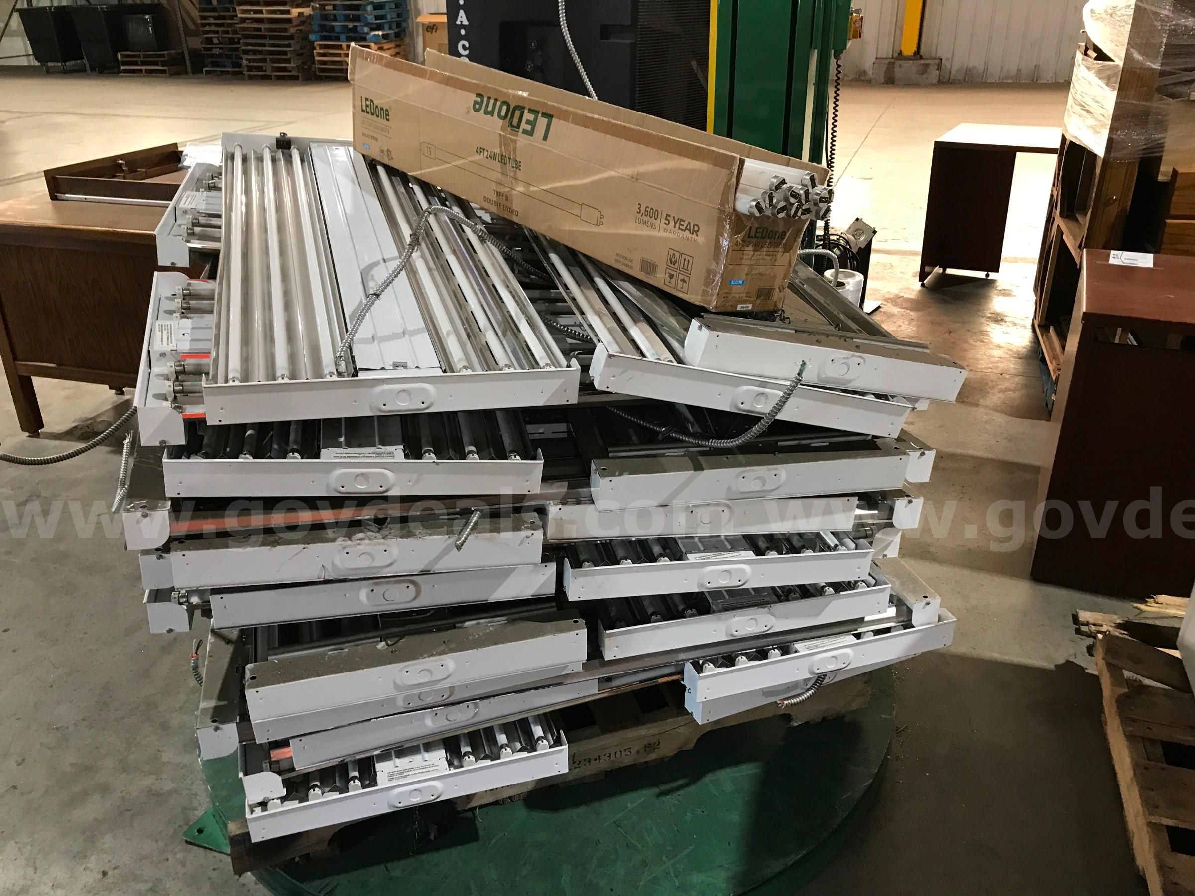 PALLET OF LIGHTING FIXTURES.   Government Surplus Auction - Photo #3