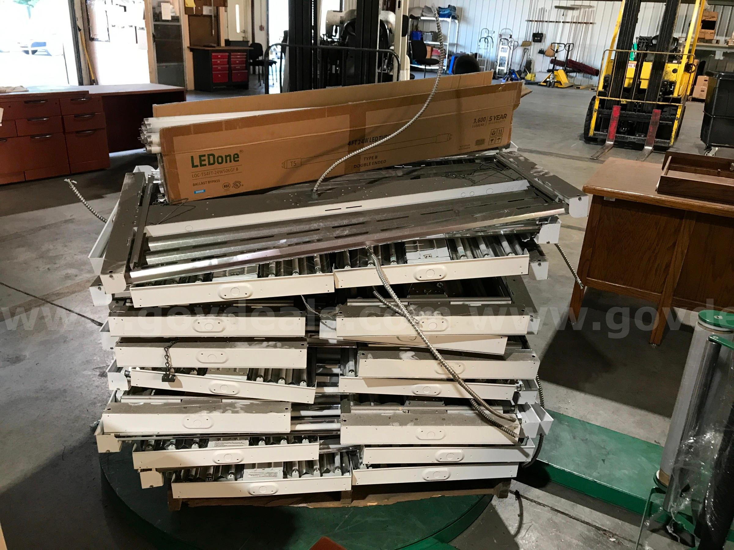 PALLET OF LIGHTING FIXTURES.   Government Surplus Auction - Photo #4