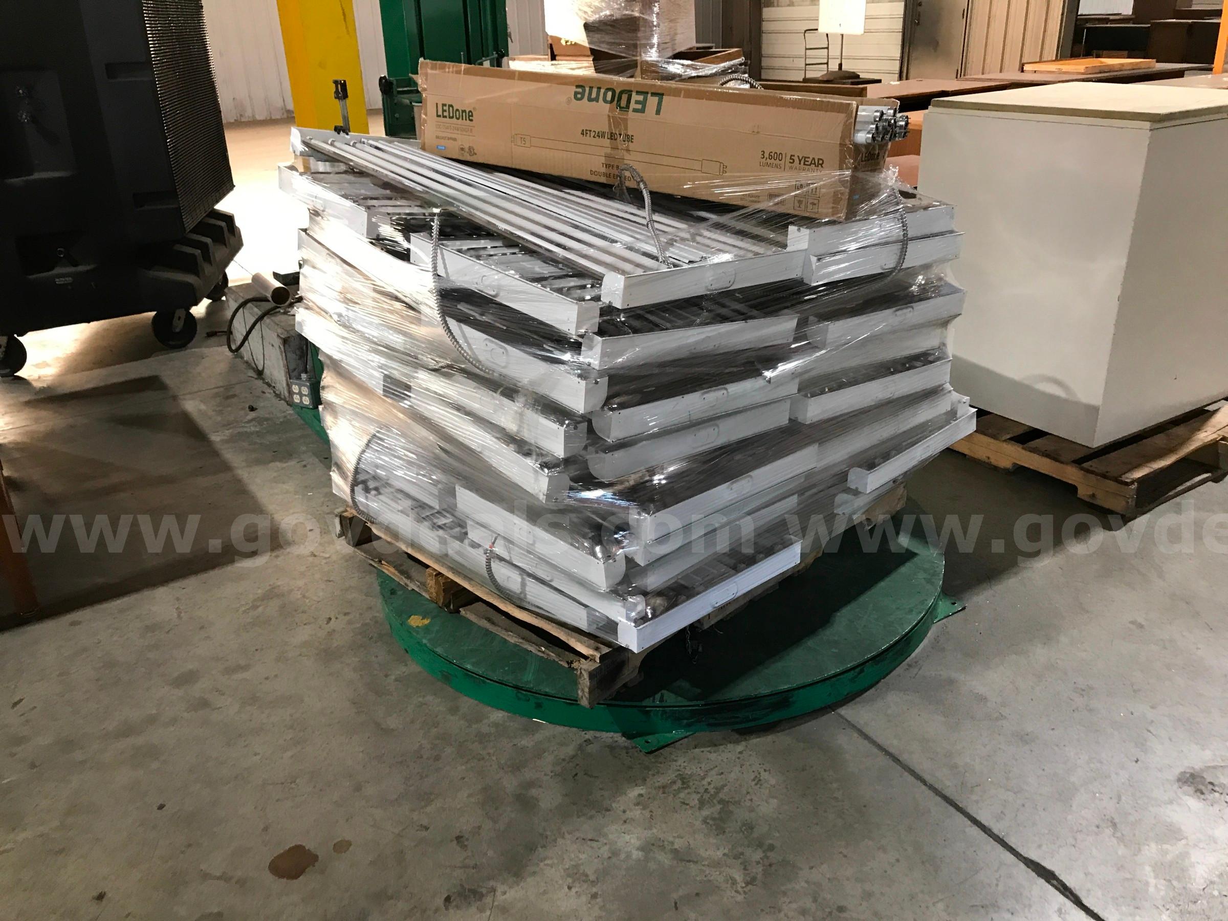 PALLET OF LIGHTING FIXTURES.   Government Surplus Auction - Photo #5