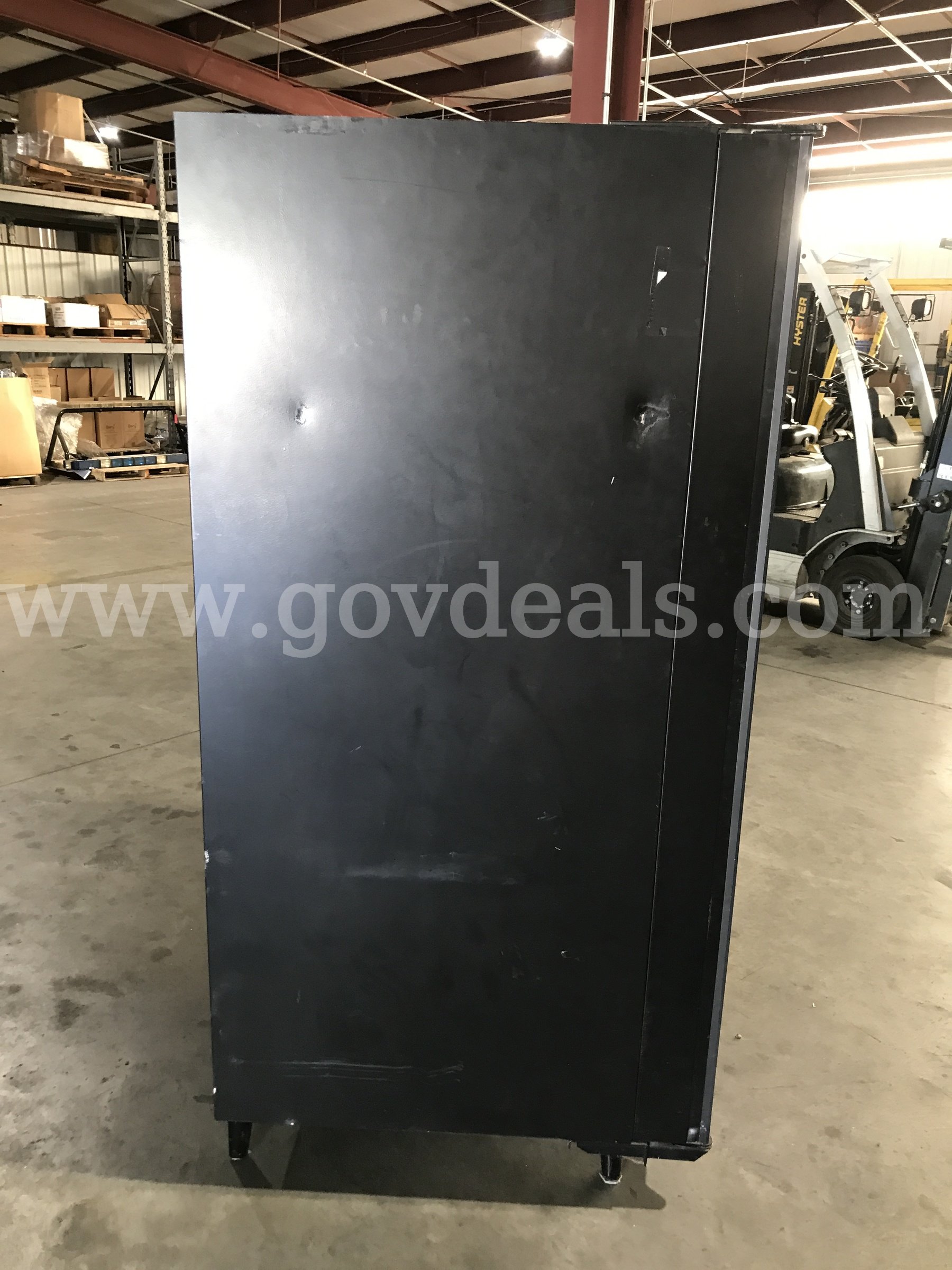 API VENDING MACHINE.   Government Surplus Auction - Photo #2
