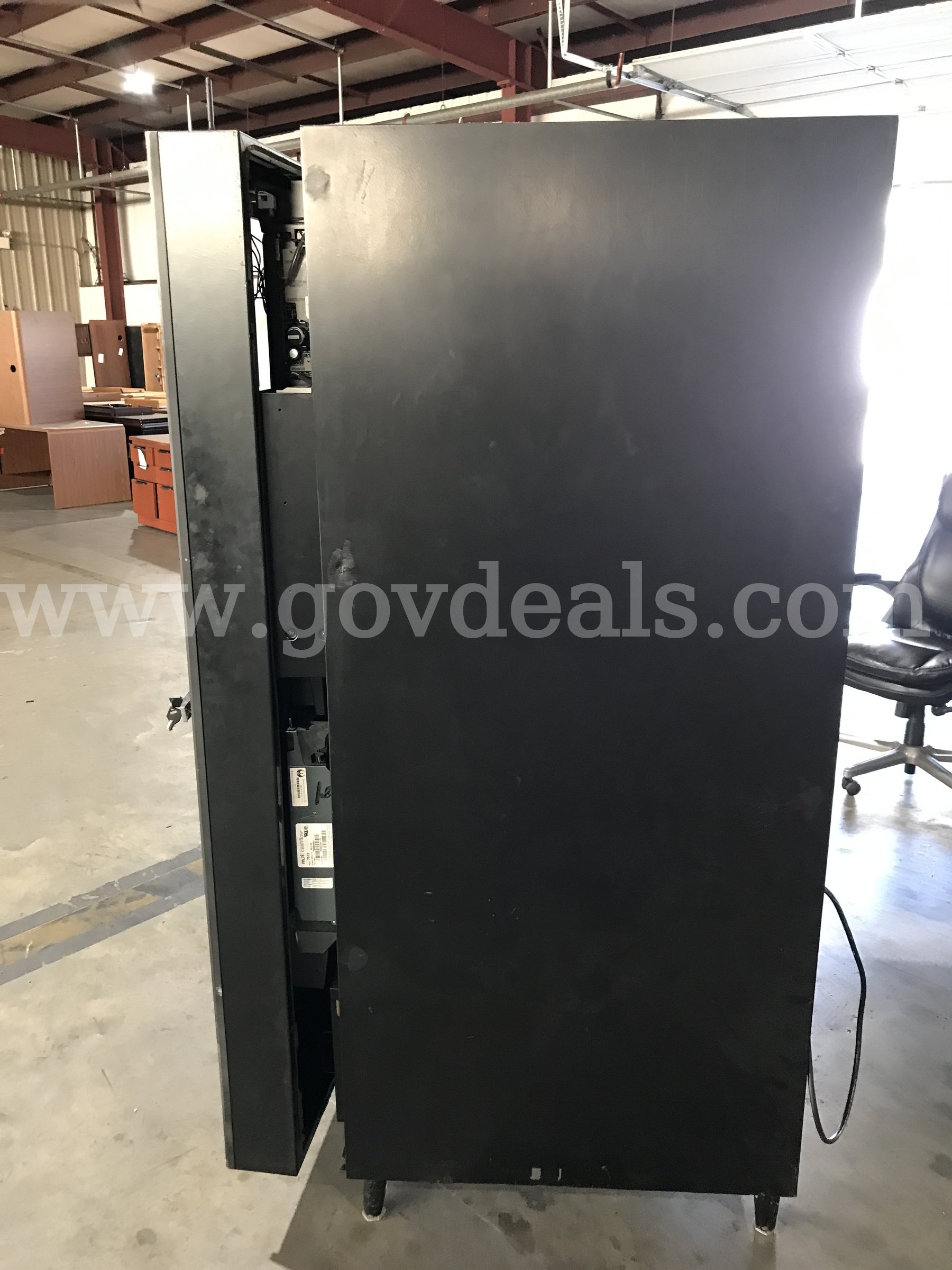 API VENDING MACHINE.   Government Surplus Auction - Photo #3