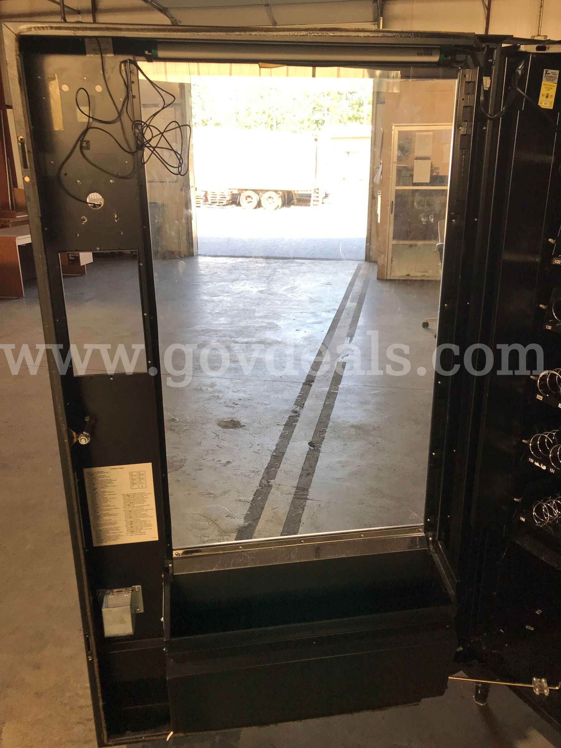 API VENDING MACHINE.   Government Surplus Auction - Photo #5