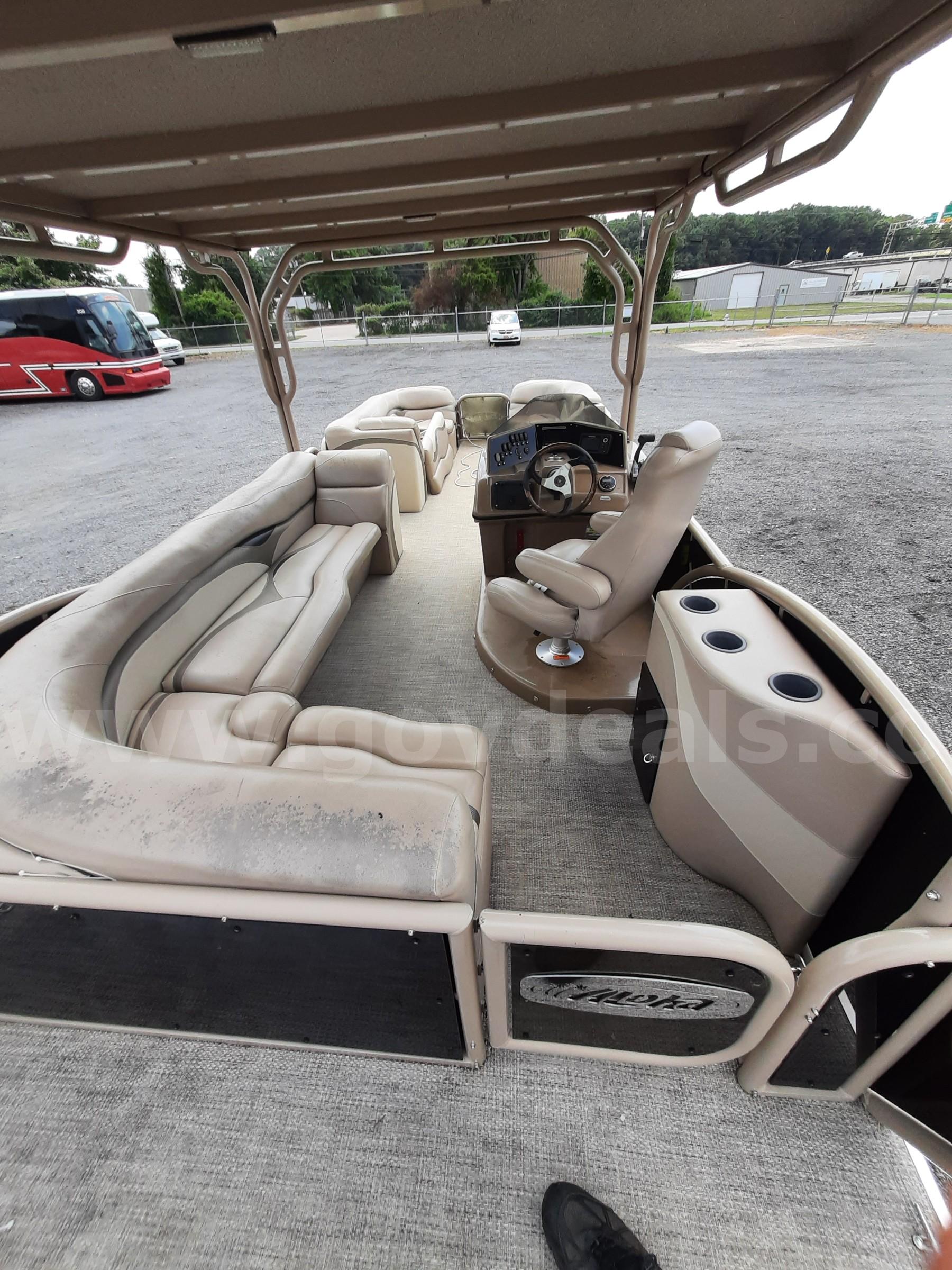 ALOHA PARADISE SERIES TRITOON ALOHA PONTOONS PS260SDTT Government Surplus Auction - Photo #5