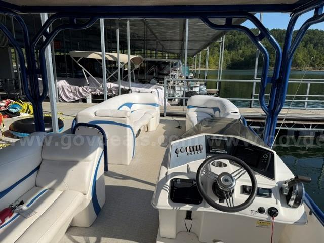 ALOHA 26FT. TRI-TOON W/UPPER DECK   Government Surplus Auction - Photo #3