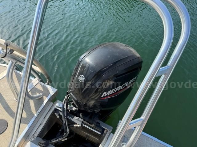 ALOHA 26FT. TRI-TOON W/UPPER DECK   Government Surplus Auction - Photo #4