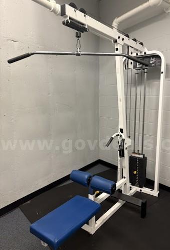 Lot 10 Paramount Lat Pulldown / Seated Row Combo   Government Surplus Auction - Photo #2