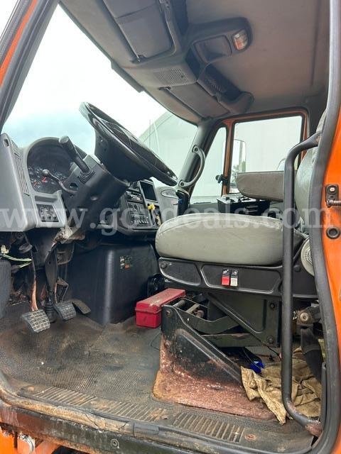 (D2-39) 2003 International 7500 International 7500 Government Surplus Auction - Photo #2