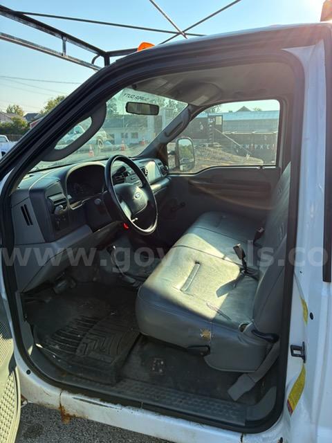 2005 Ford F-350 SD XL 4WD DRW Ford F-350 Government Surplus Auction - Photo #5