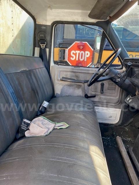 1990 Ford F700 LPO Ford F700 Government Surplus Auction - Photo #3