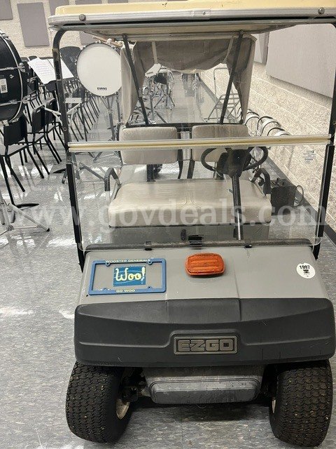 Early 90's model EZGO Golf Cart.   Government Surplus Auction - Photo #2