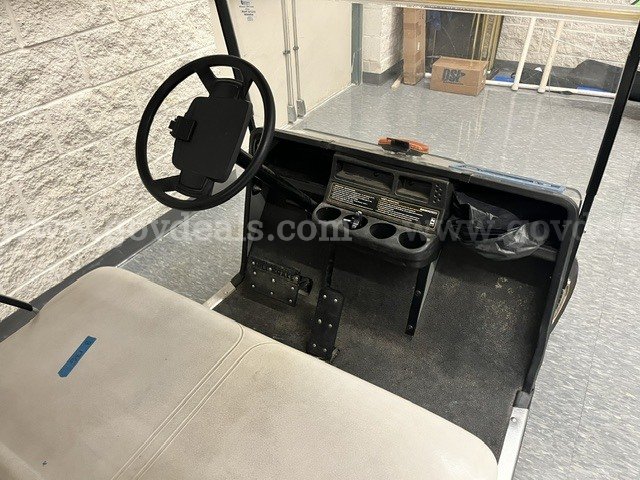 Early 90's model EZGO Golf Cart.   Government Surplus Auction - Photo #5