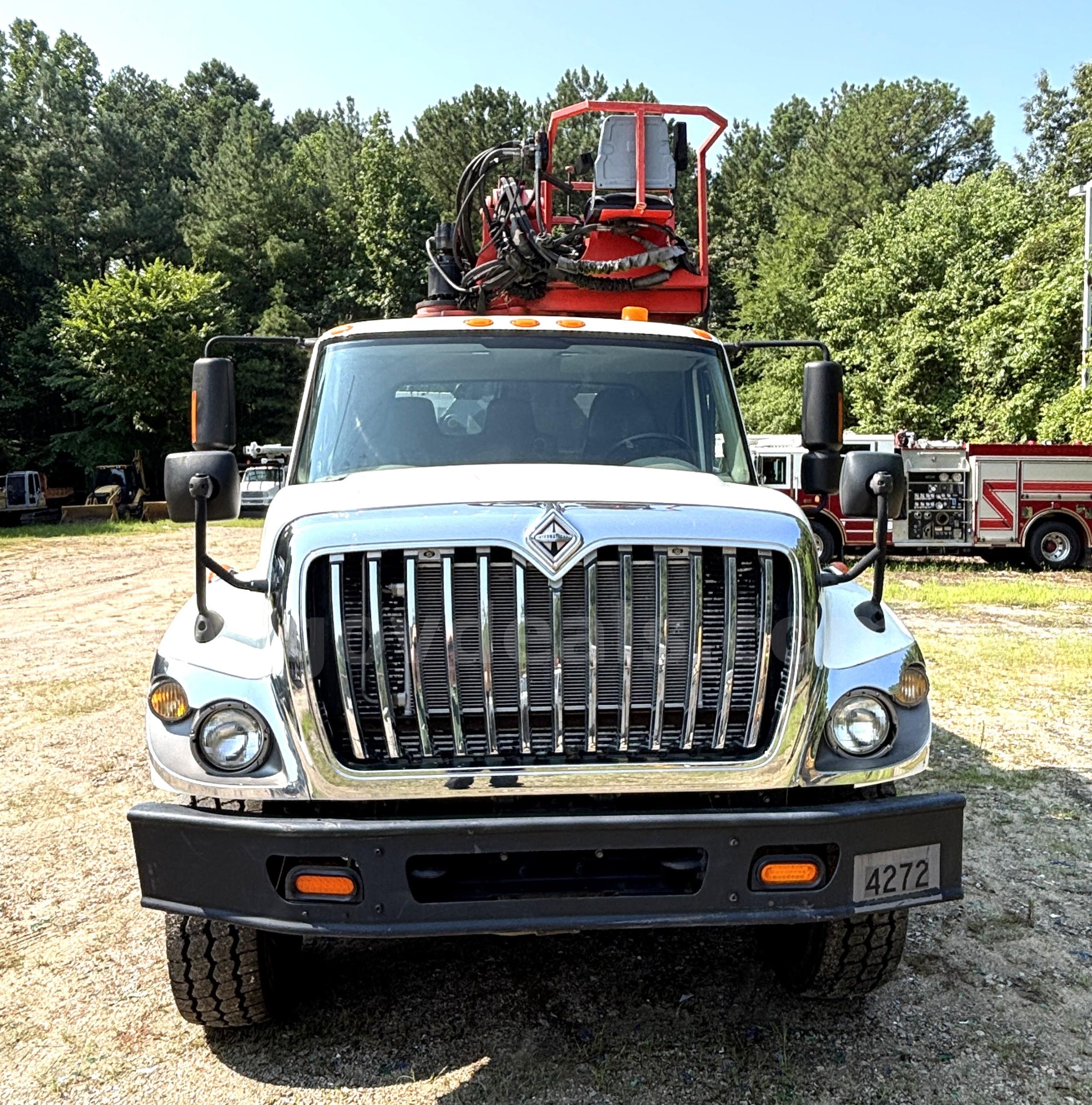 2009 International Navistar 7400, Pac-Mac Knuckle Boom Loader with Dump Body International Navistar 7400 Government Surplus Auction - Photo #2