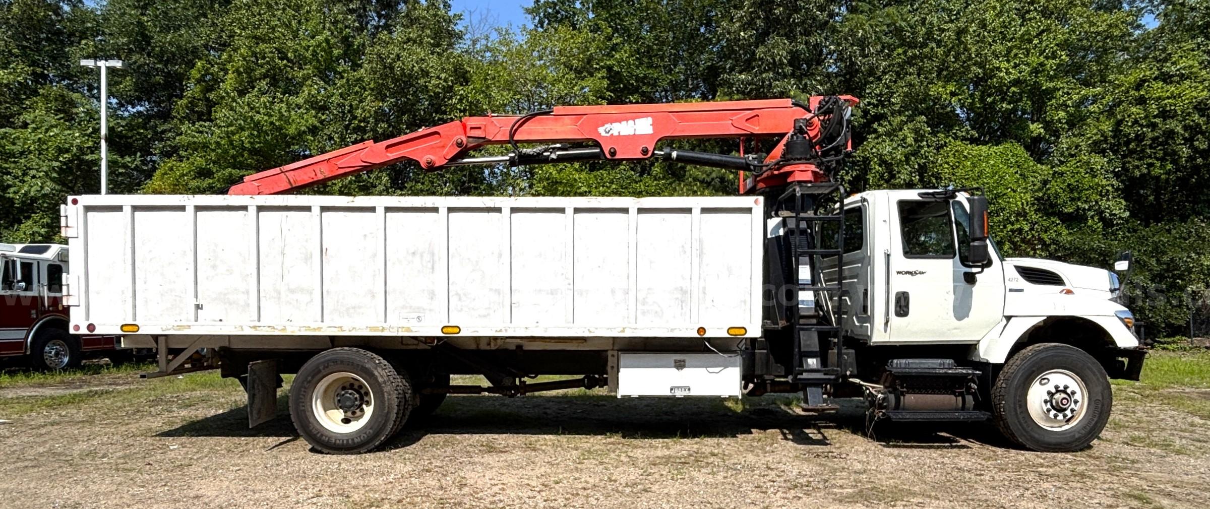 2009 International Navistar 7400, Pac-Mac Knuckle Boom Loader with Dump Body International Navistar 7400 Government Surplus Auction - Photo #3