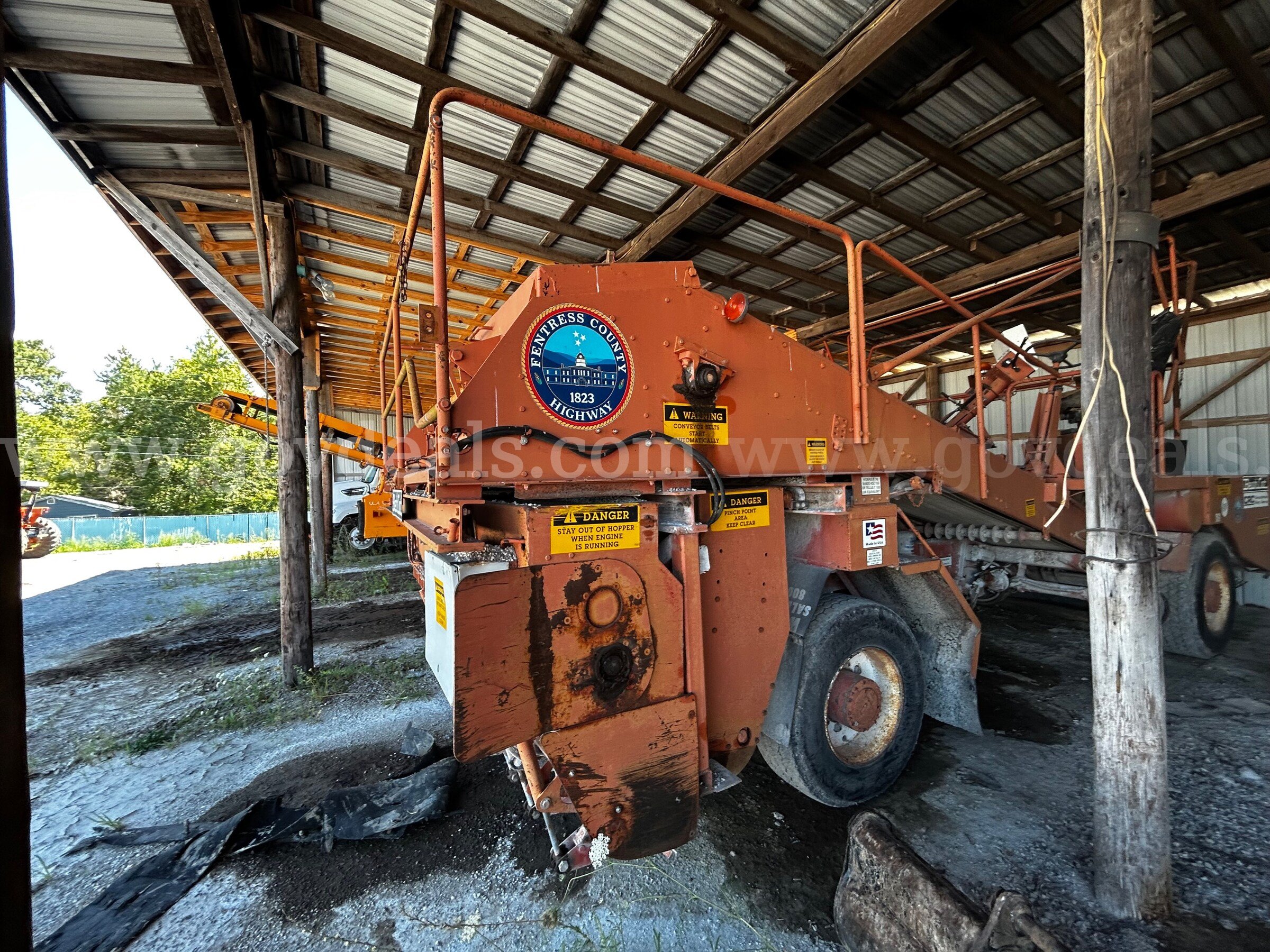 2005 BearCat Mfg. BC2002T Highway Maintenance Machine with CRC Computerized Rate Control Bearcat BC2002T Government Surplus Auction - Photo #2