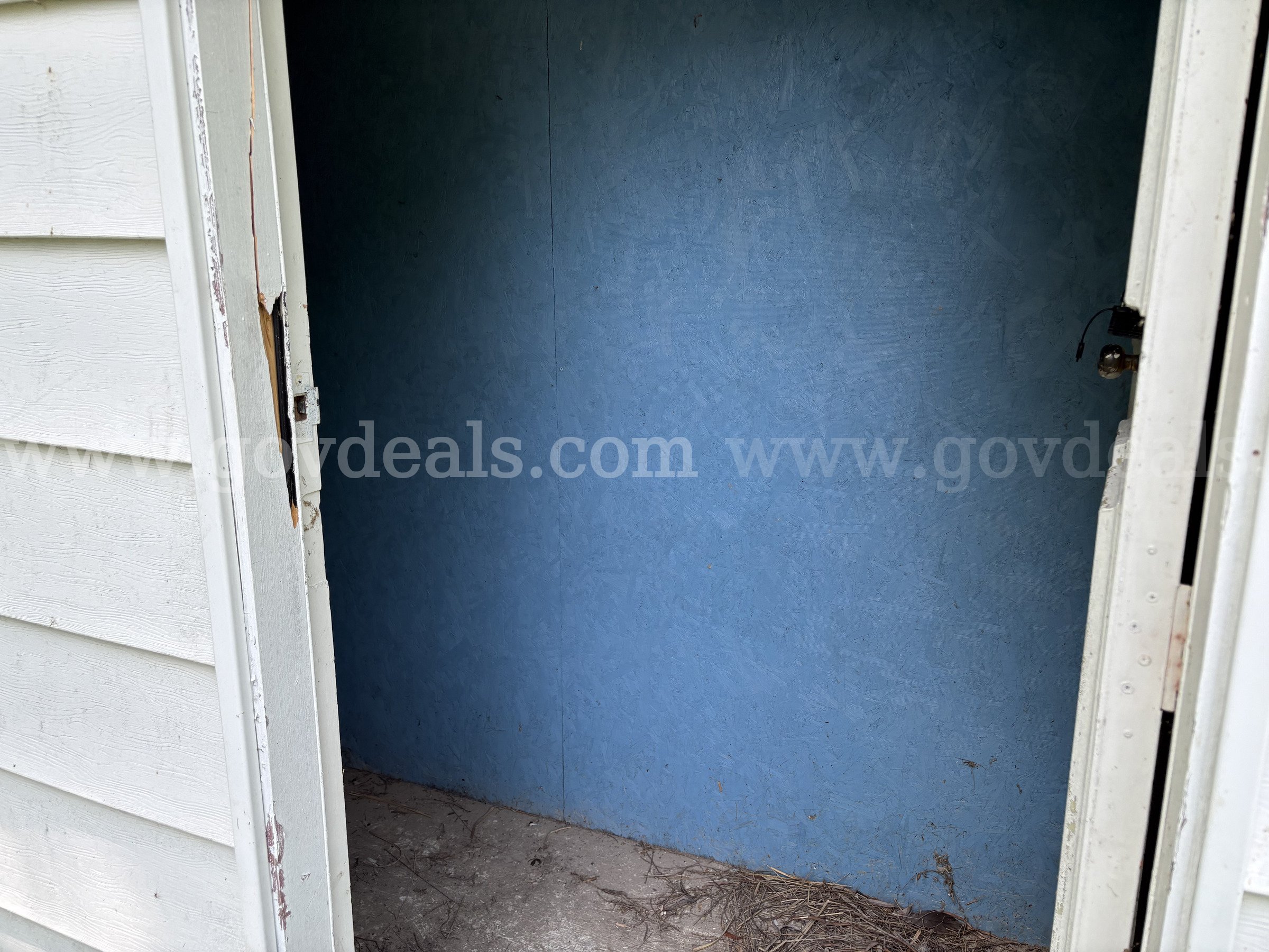 Change House / Shed with Electrical - 9.2 ft. x 12.3 ft. x 8.3 ft.   Government Surplus Auction - Photo #5