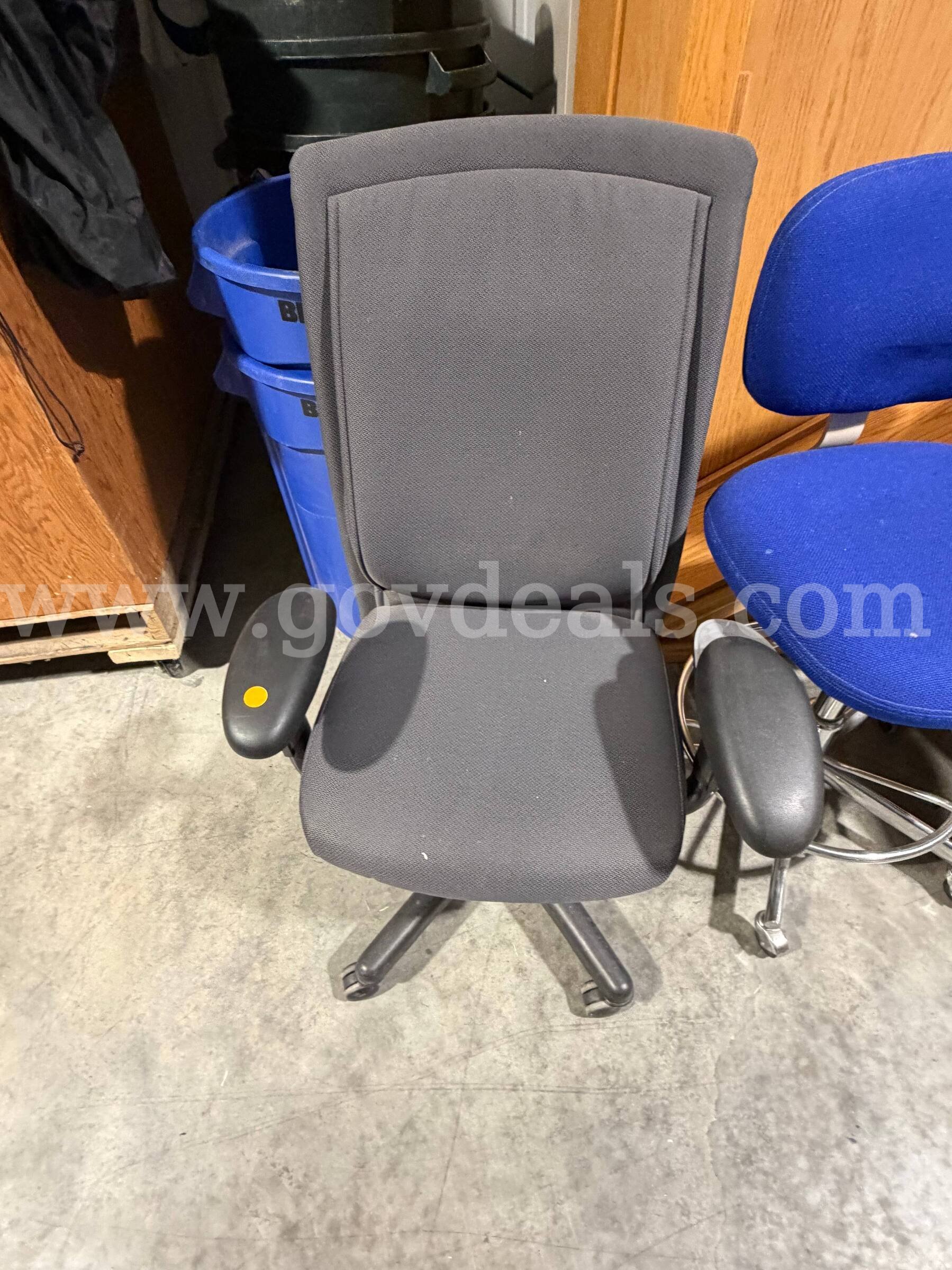 (4) Misc. Office Chairs, various color's Steelcase N/A Government Surplus Auction - Photo #4